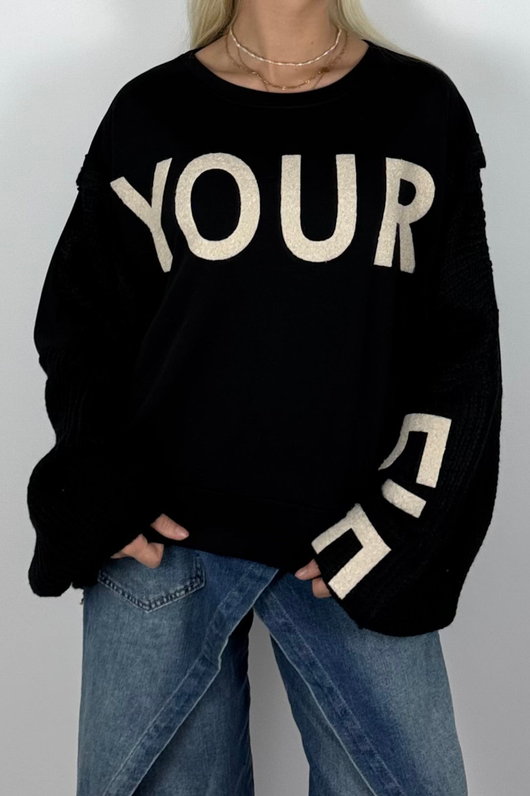 Damen Oversize Sweatshirt mit Strickärmeln & Statement – Schwarz