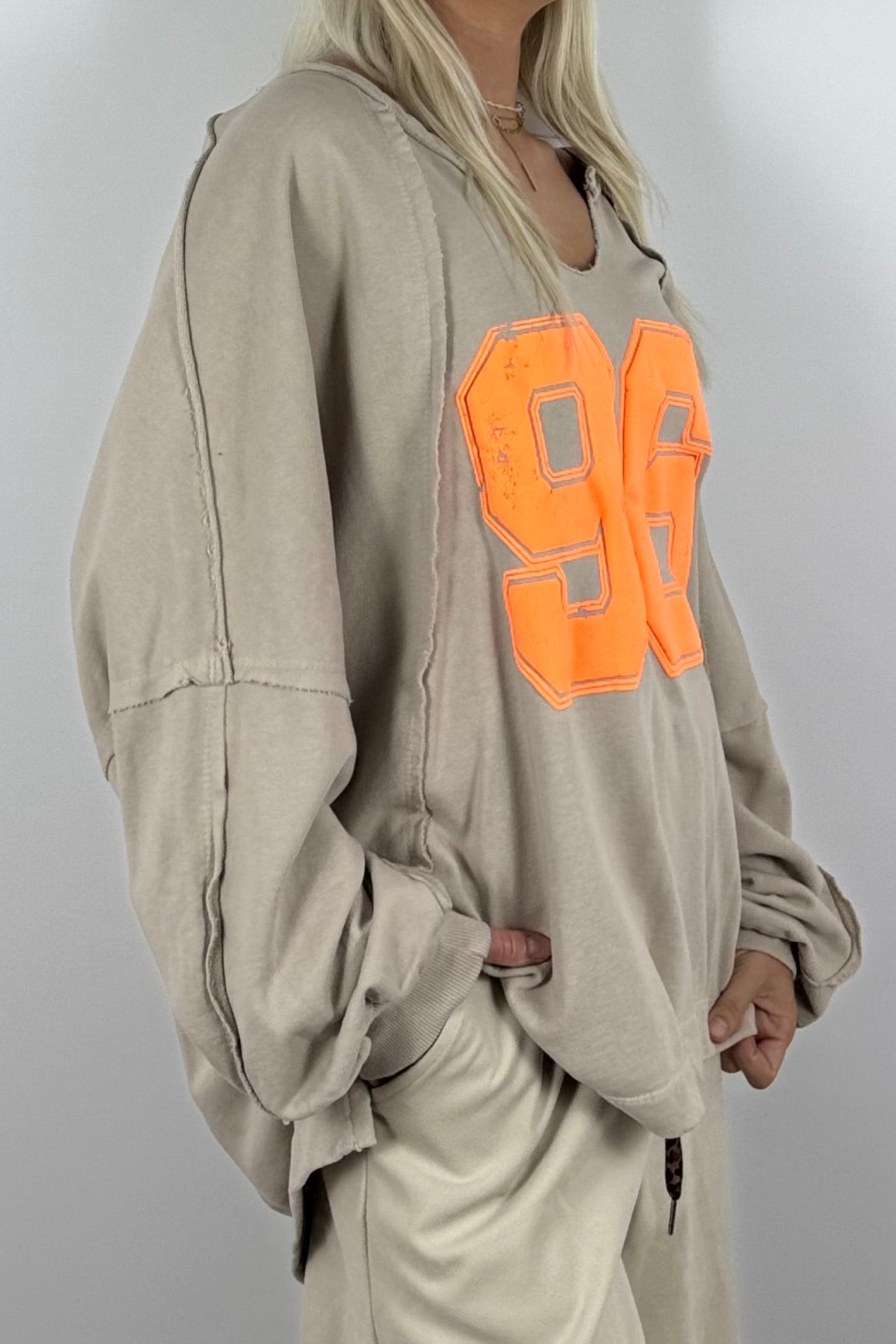 Oversize Shirt mit „96“-Statement –Beige