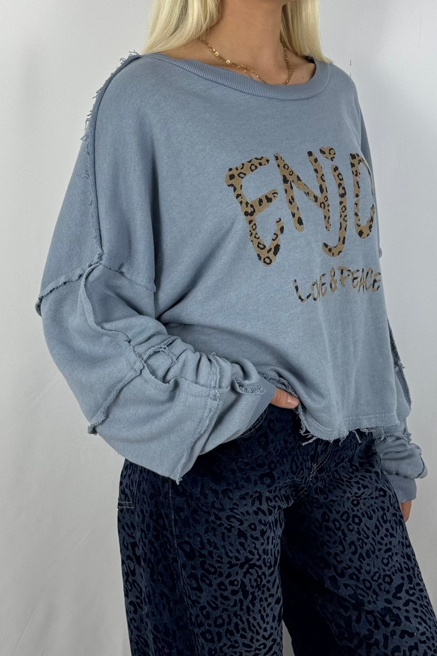 Damen Sweatshirt „ENJOY LOVE & PEACE“ – Leo Print-Blau