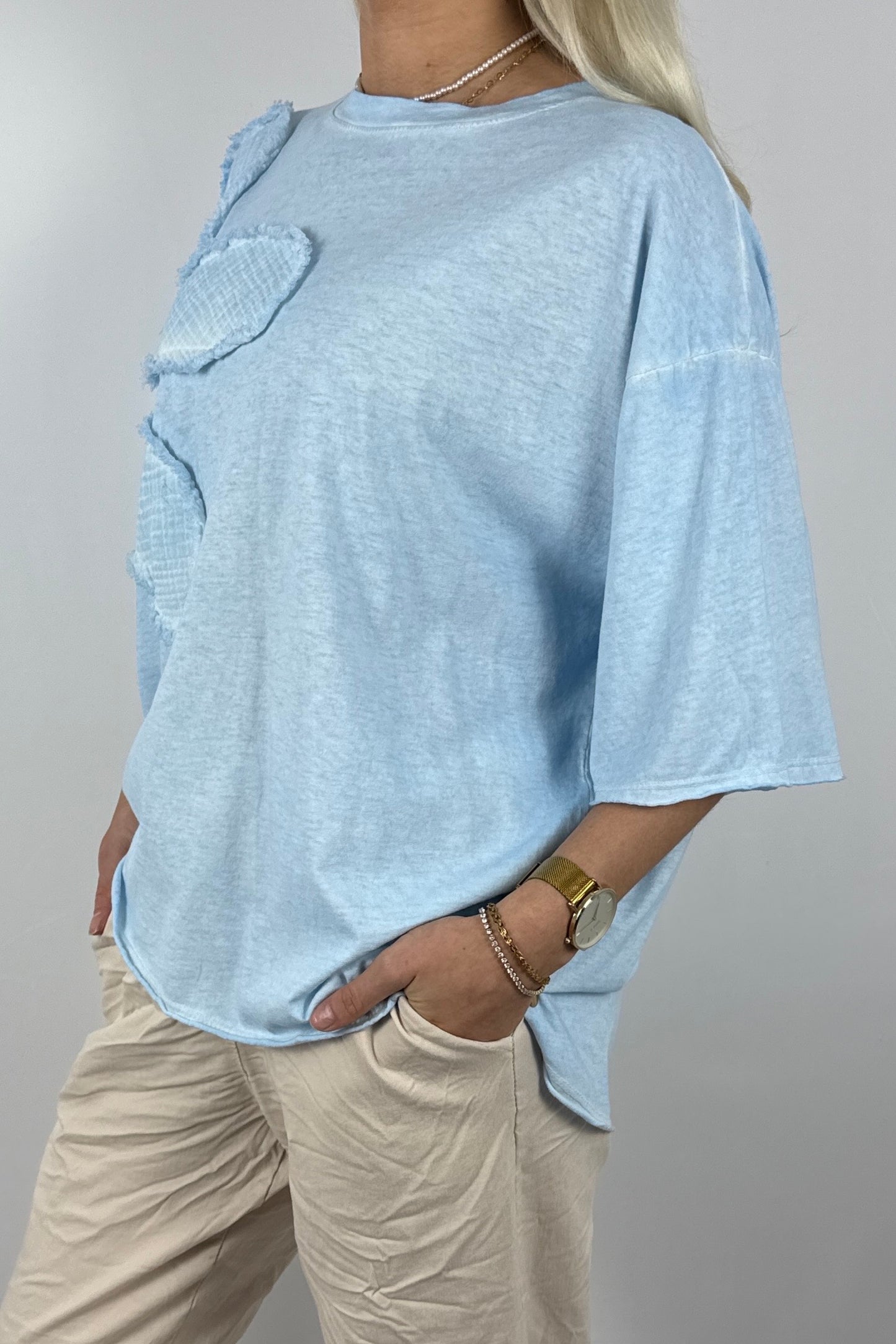Oversize Damen Shirt mit Blumen Applikation und Rundhalsausschnitt-Hellblau