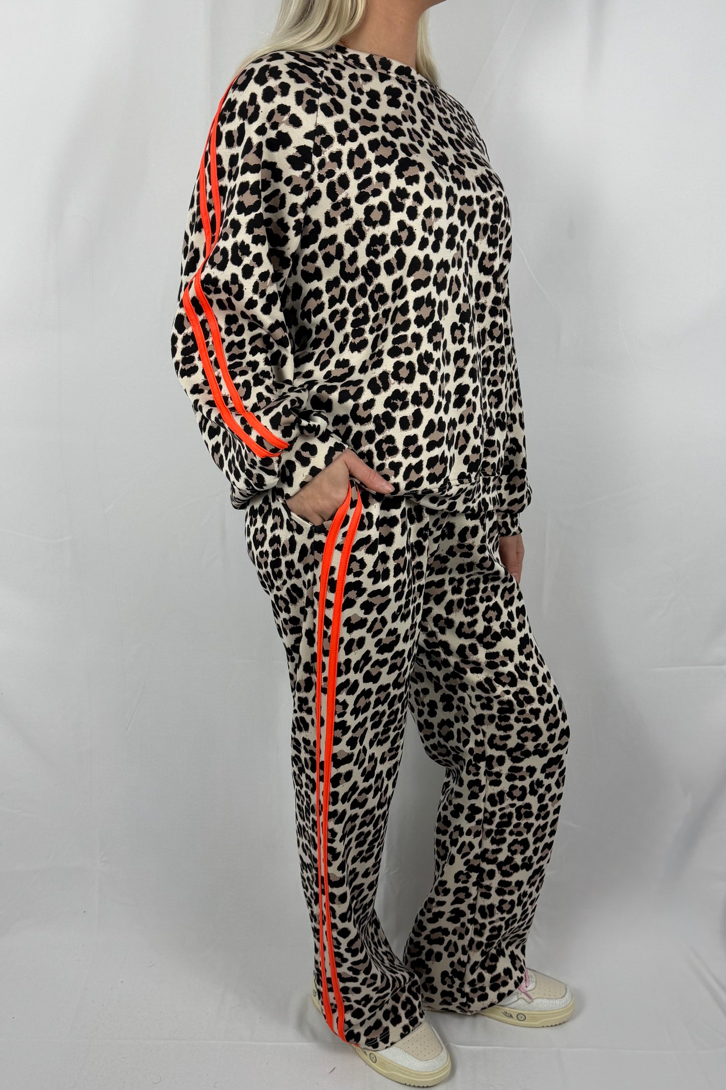 Damen Freizeit Set mit Leo Muster und Streifen Detail- Orange