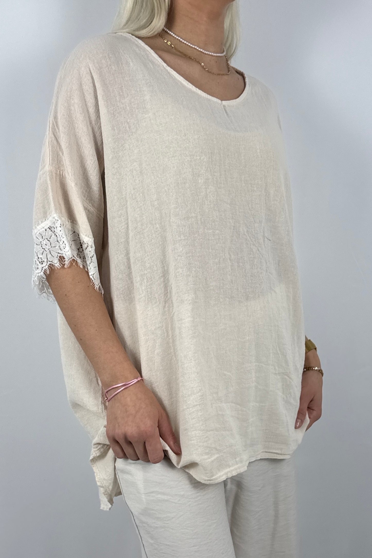 Oversize Damen Shirt mit Spitzen Details und V Ausschnitt-Beige