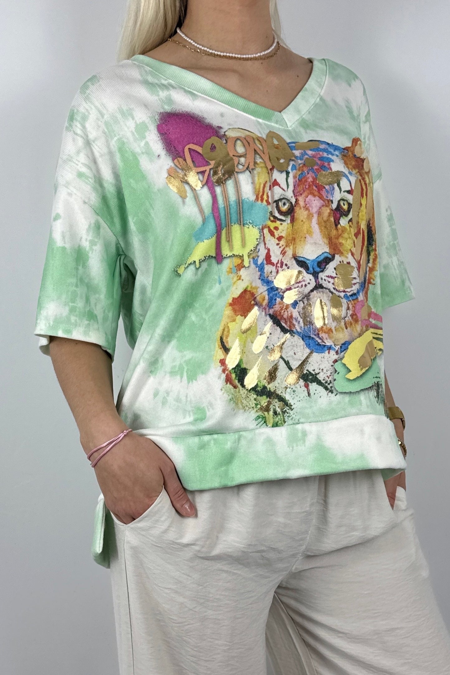 Oversize Damen Shirt mit Tiger Print und V Ausschnitt-Mint