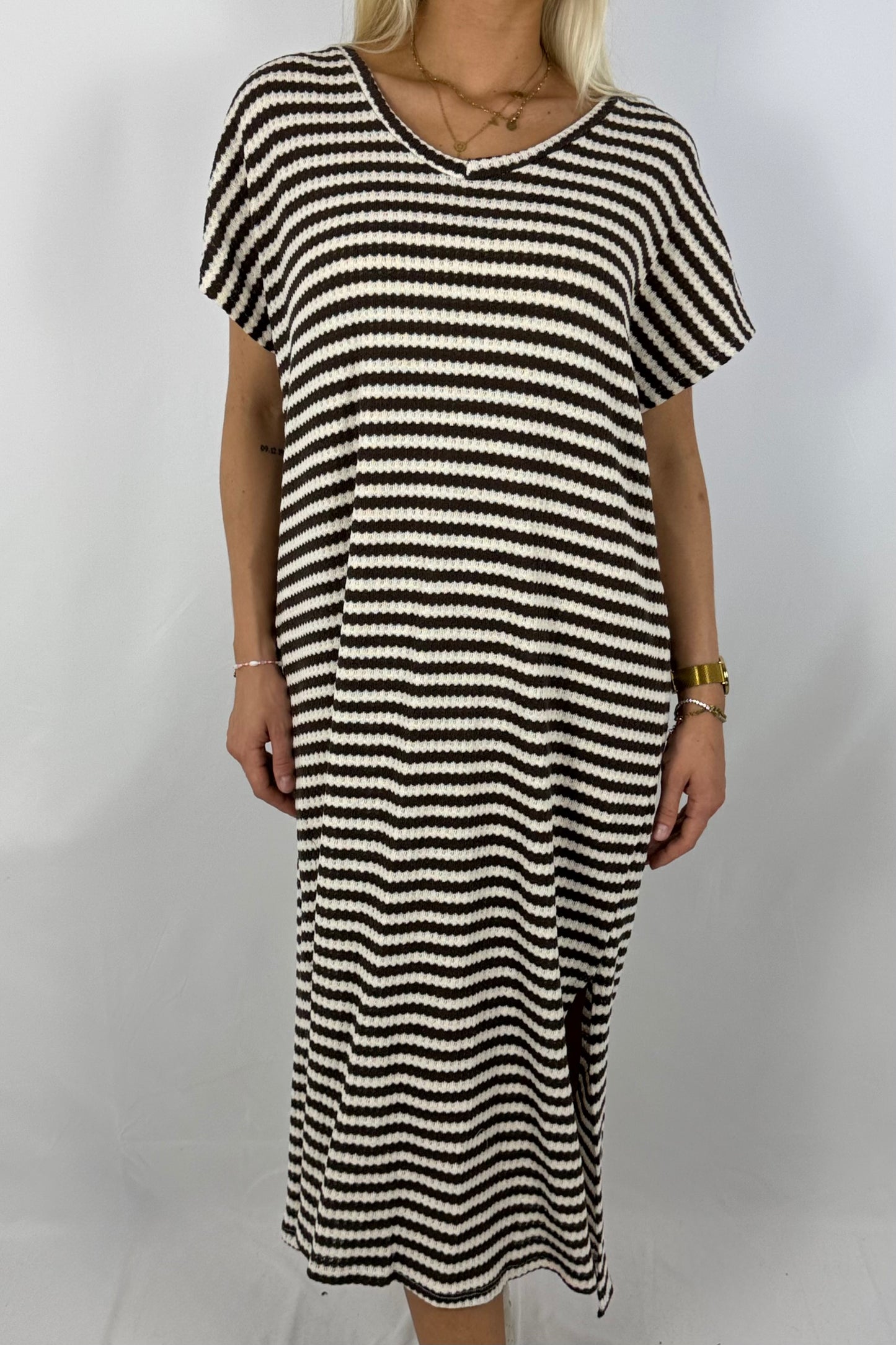 Gestreiftes Strickkleid mit V-Ausschnitt-Schoko