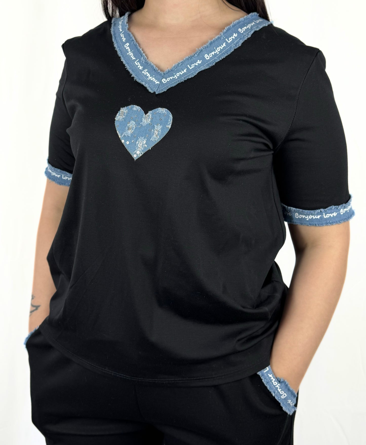 T-Shirt mit Herz-Print & Jeans-Details – liebevoll & trendy