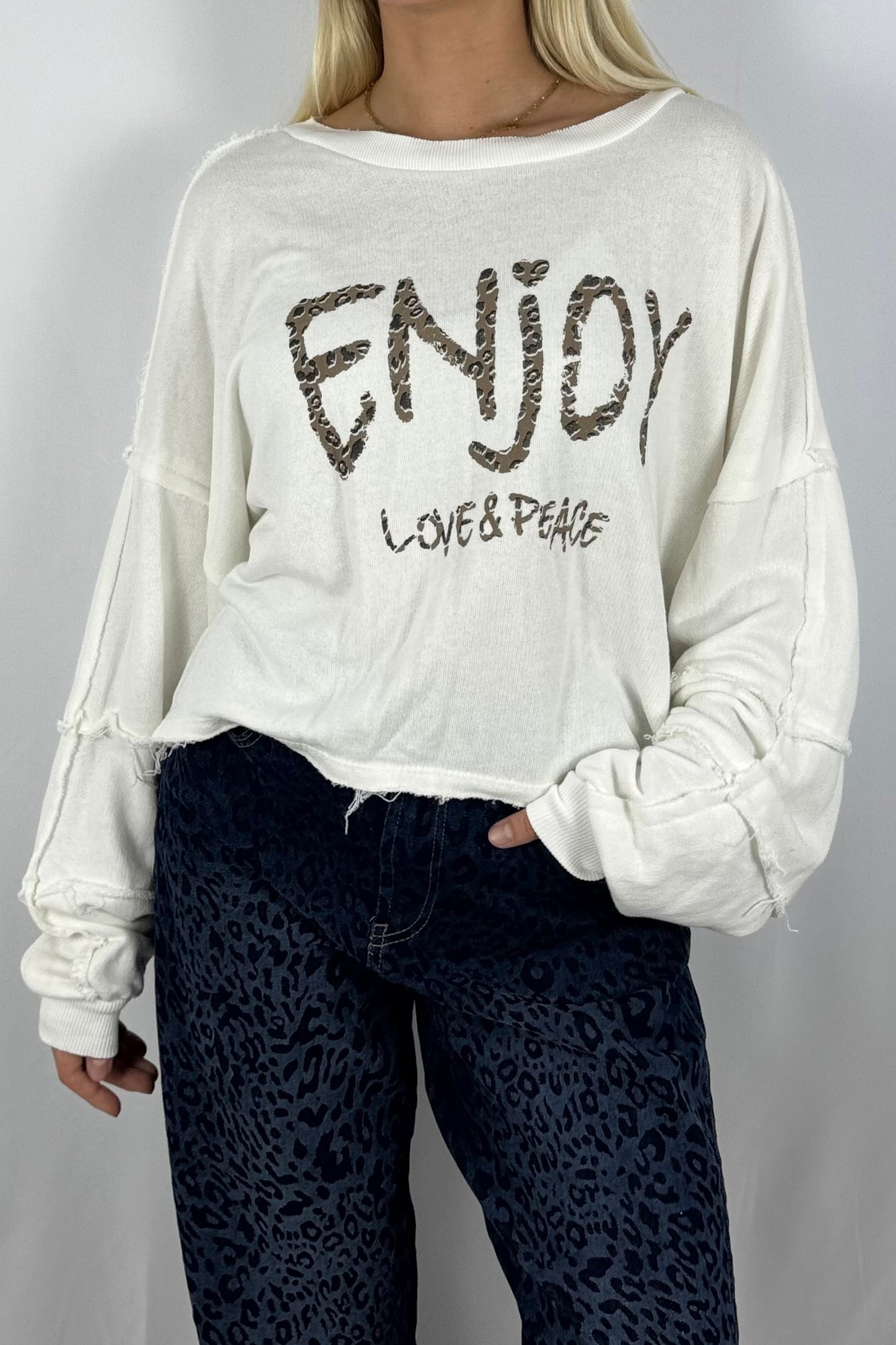 Damen Sweatshirt „ENJOY LOVE & PEACE“ – Leo Print-Weiß