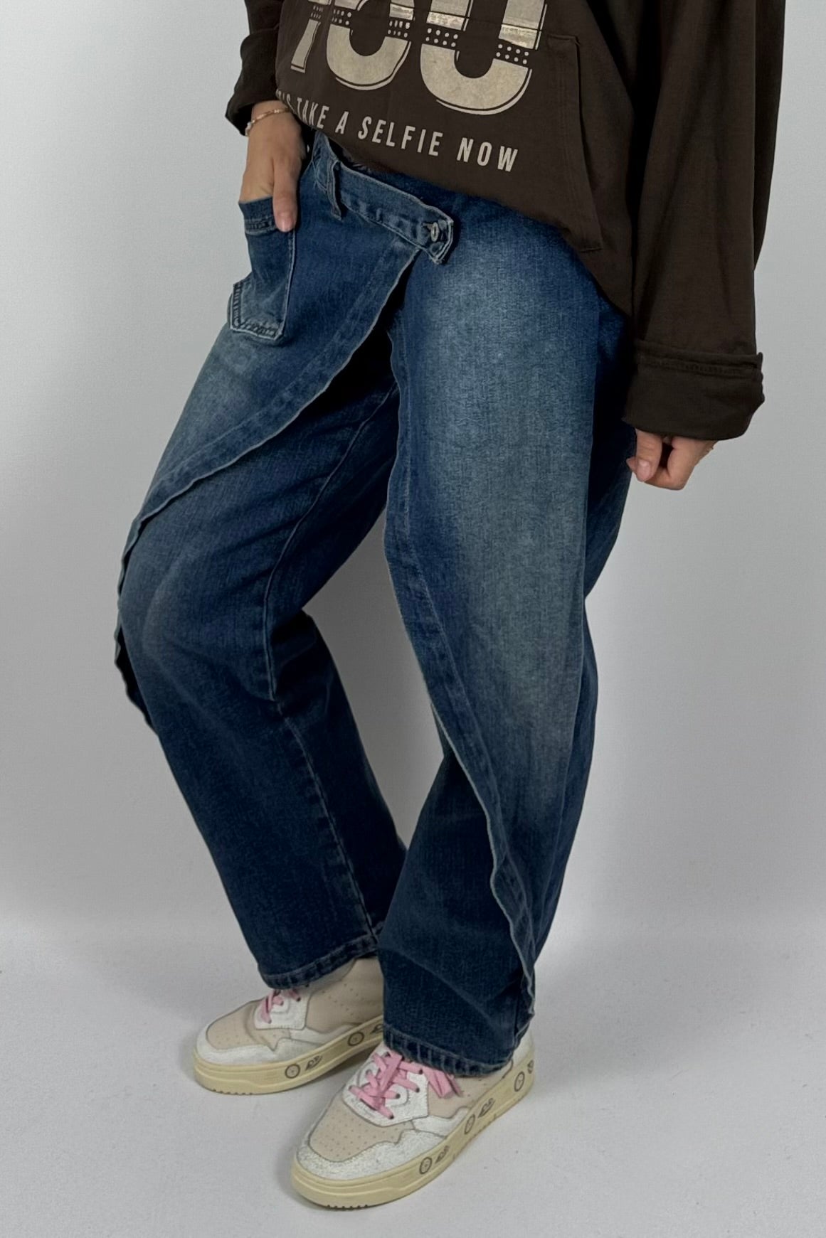 Damen Baggy Jeans mit asymmetrischem Gürtel-Detail – Blau
