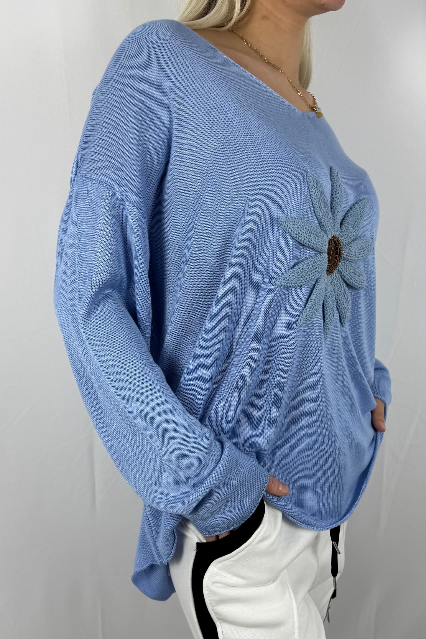 Shirt mit V-Ausschnitt & floraler Applikation-Blau