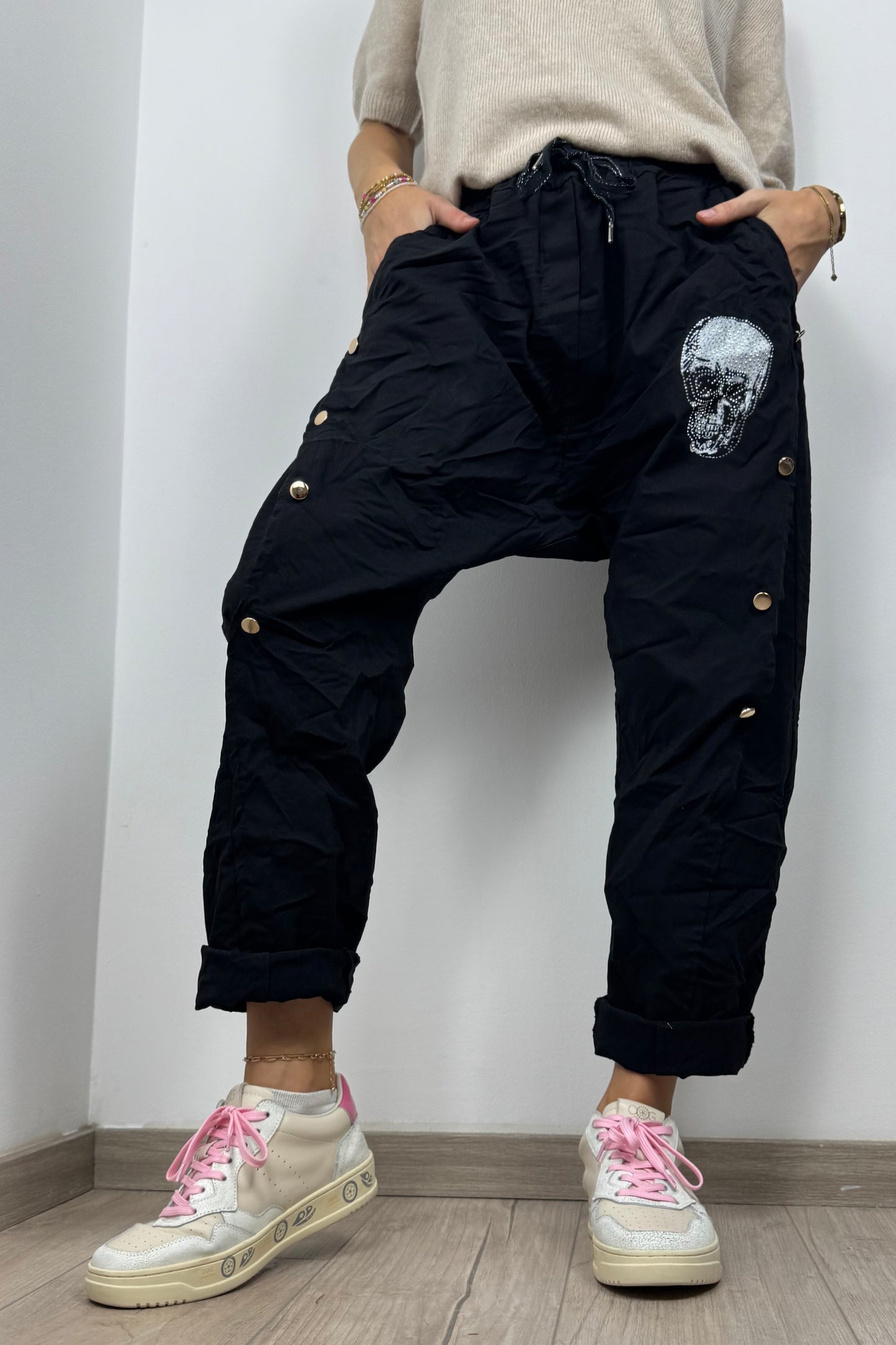 Bequeme Hose mit Strass-Totenkopf und Knopfleiste-Schwarz