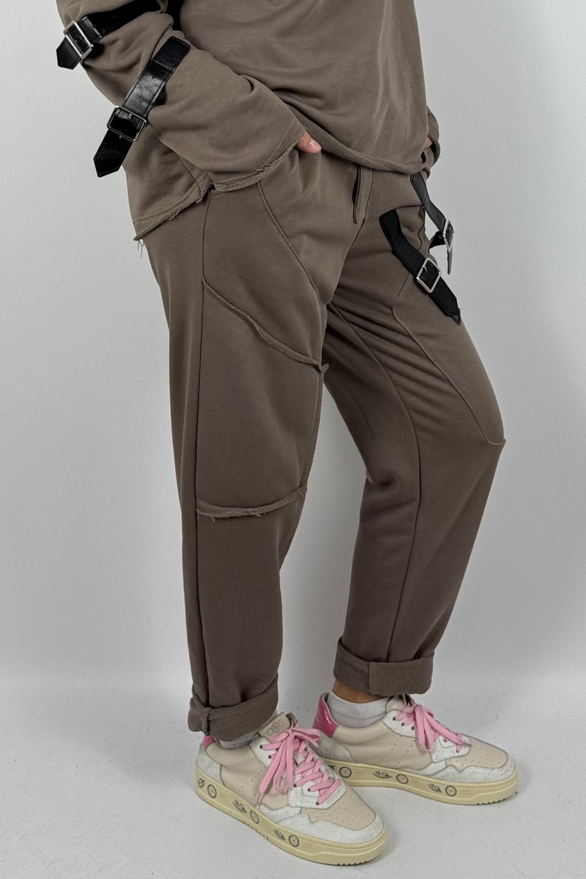 Lässige Oversize Jogginghose mit Schnallen-Details – Mud