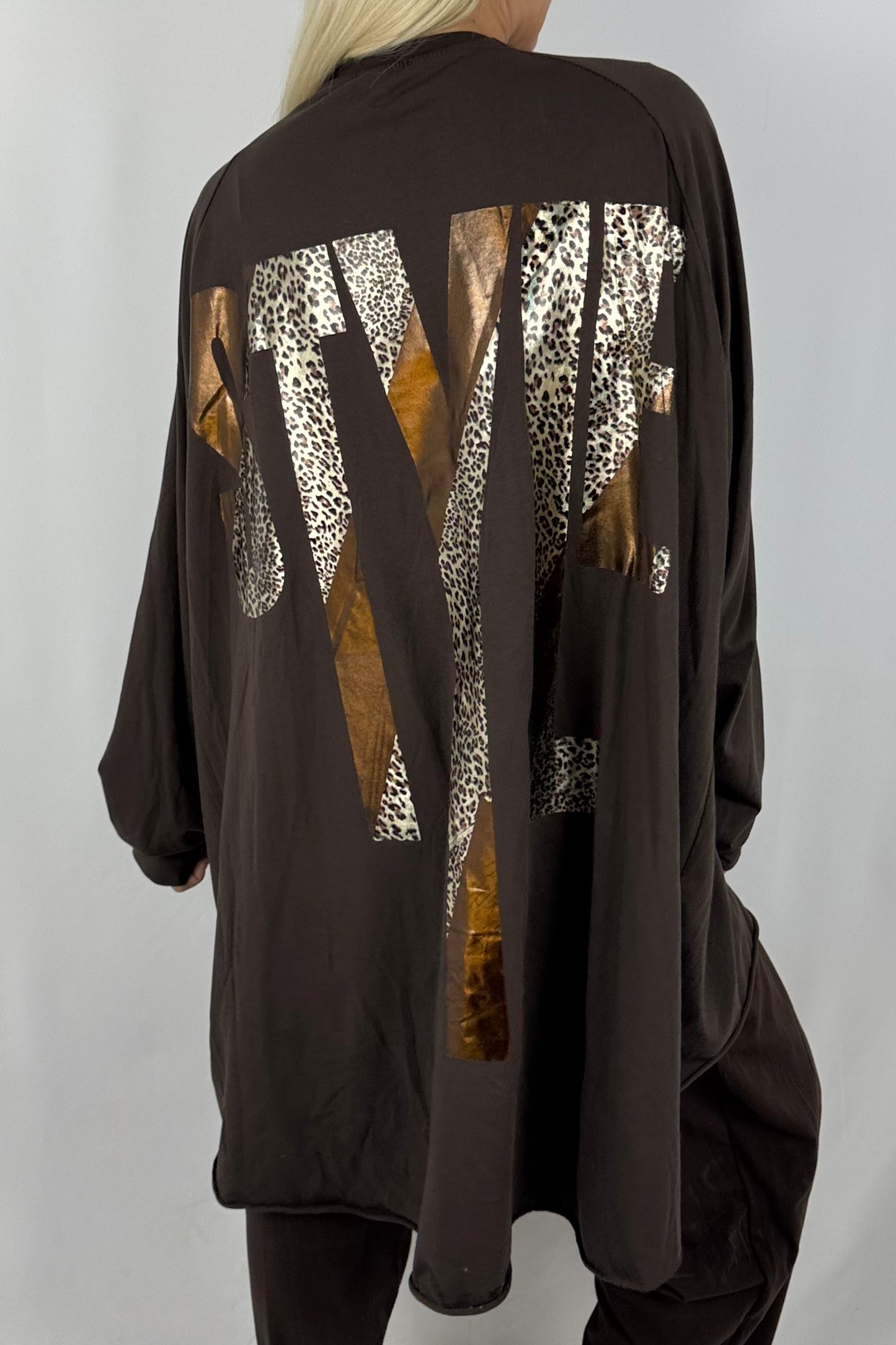 Oversize-Shirt „STYLE“ mit Leo-Print auf dem Rücken-Schoko