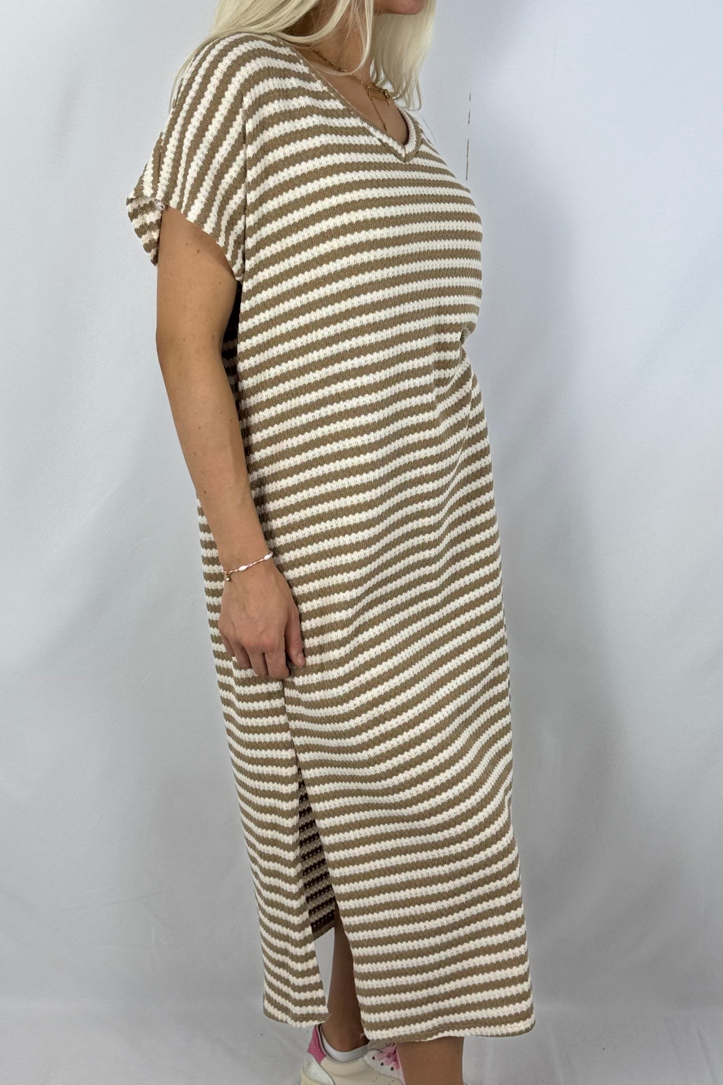 Gestreiftes Strickkleid mit V-Ausschnitt-Beige