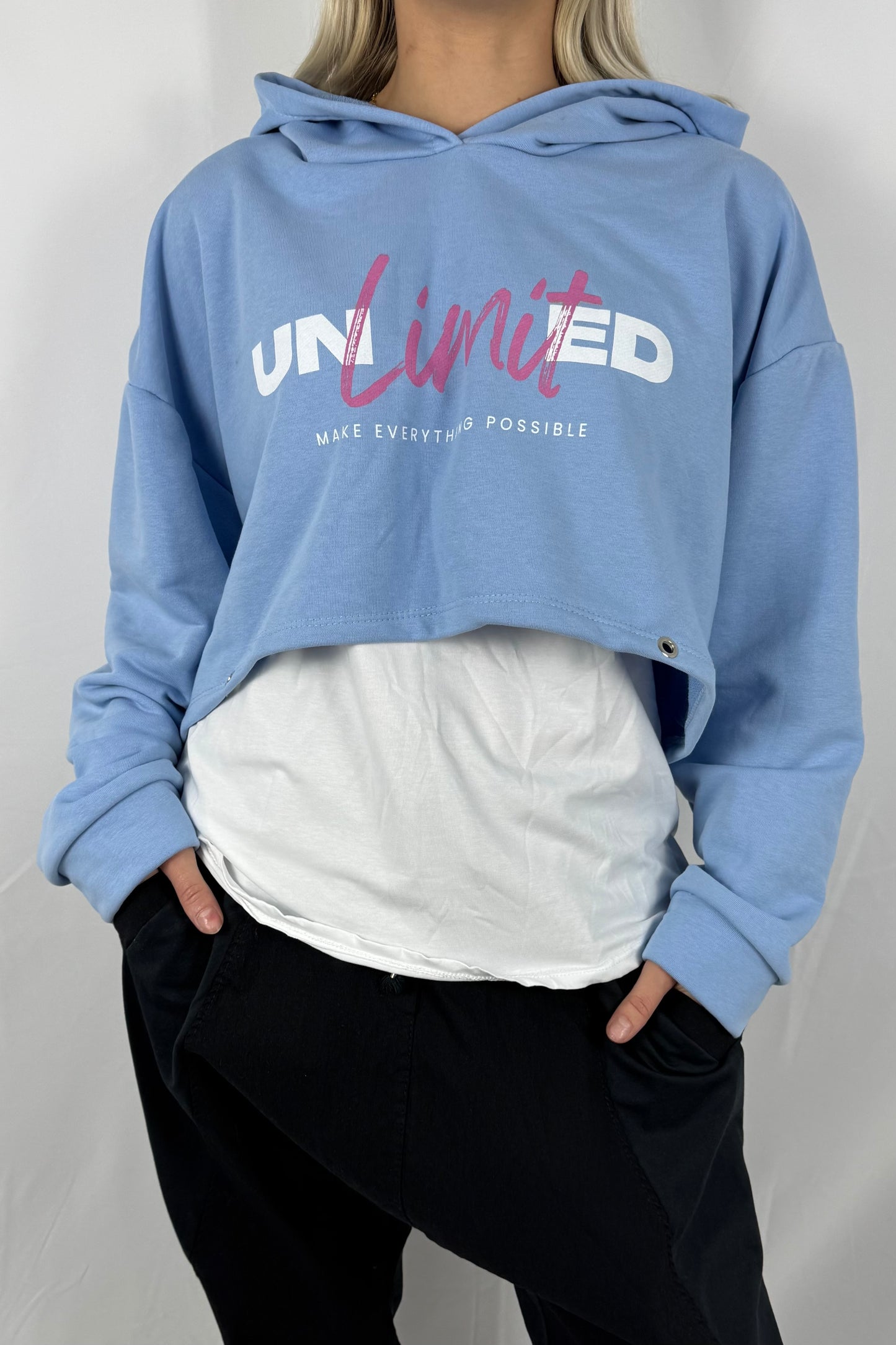 Cropped Hoodie „Unlimited – Make Everything Possible“-Hellblau