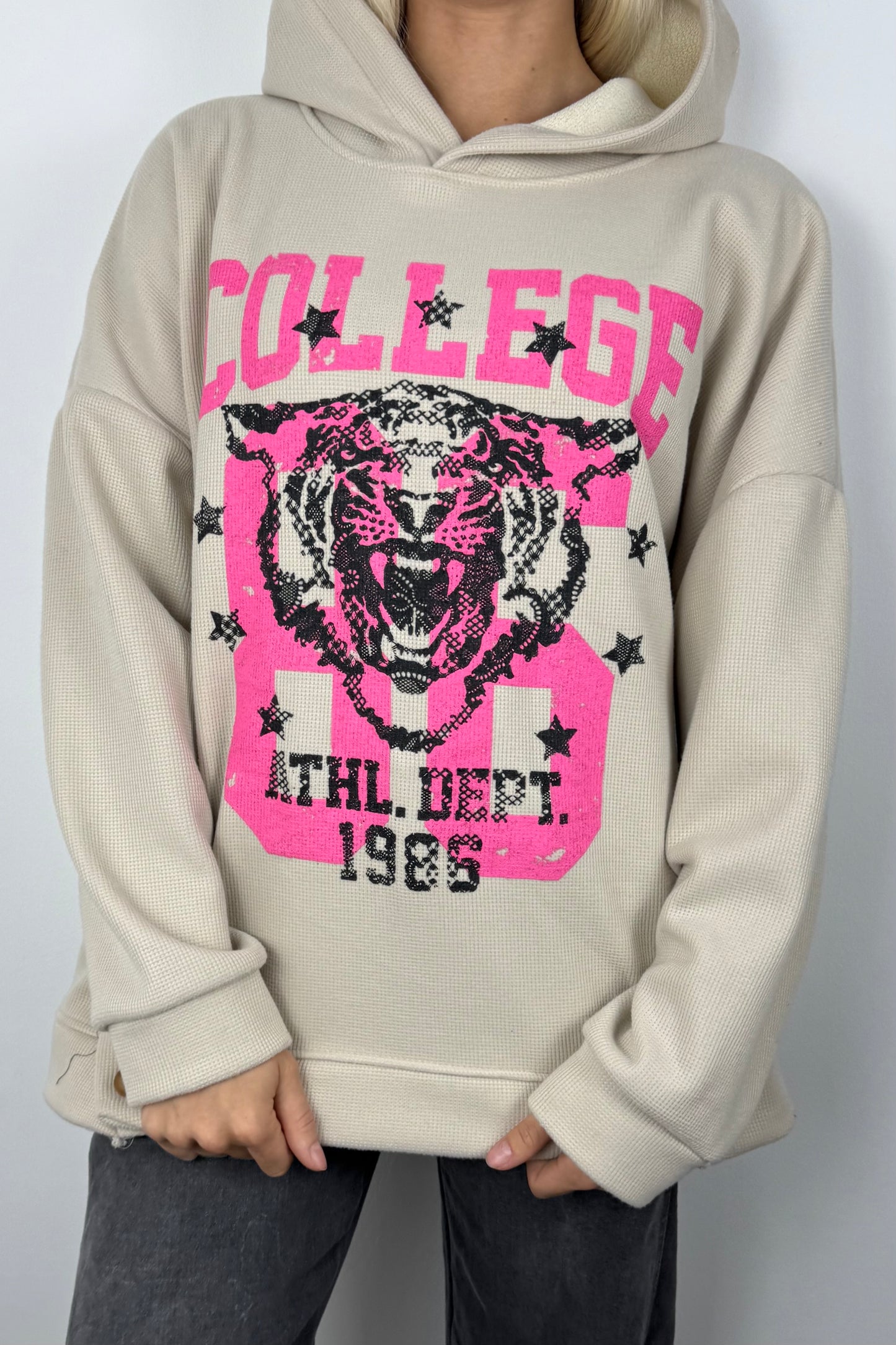 College Hoodie mit Tigerprint und Knopfdetails-Beige