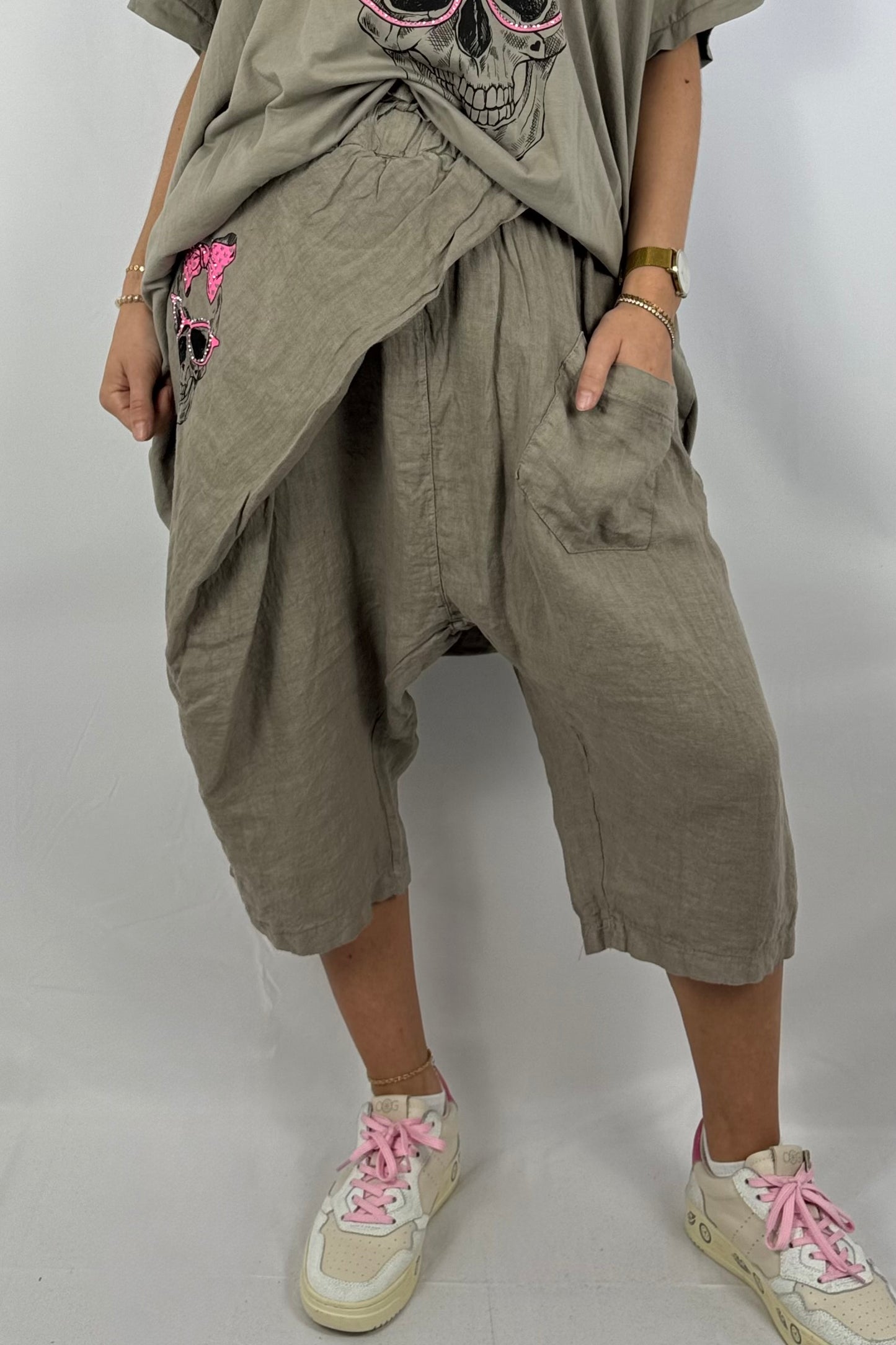 Leinen-Shorts mit Skull-Print & Neon-Details-Mud