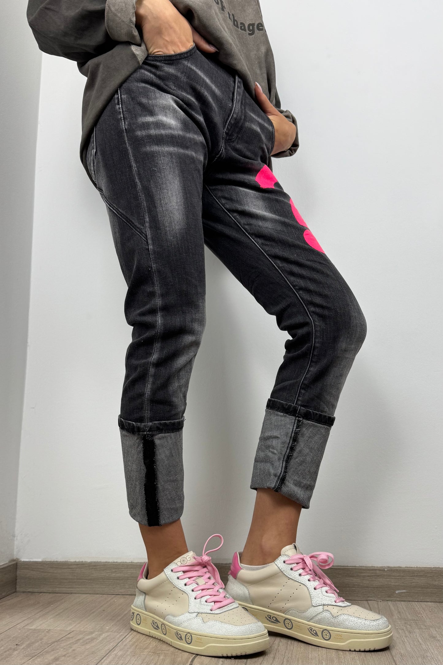 Jeans mit Fragezeichen-Print und moderner Waschung