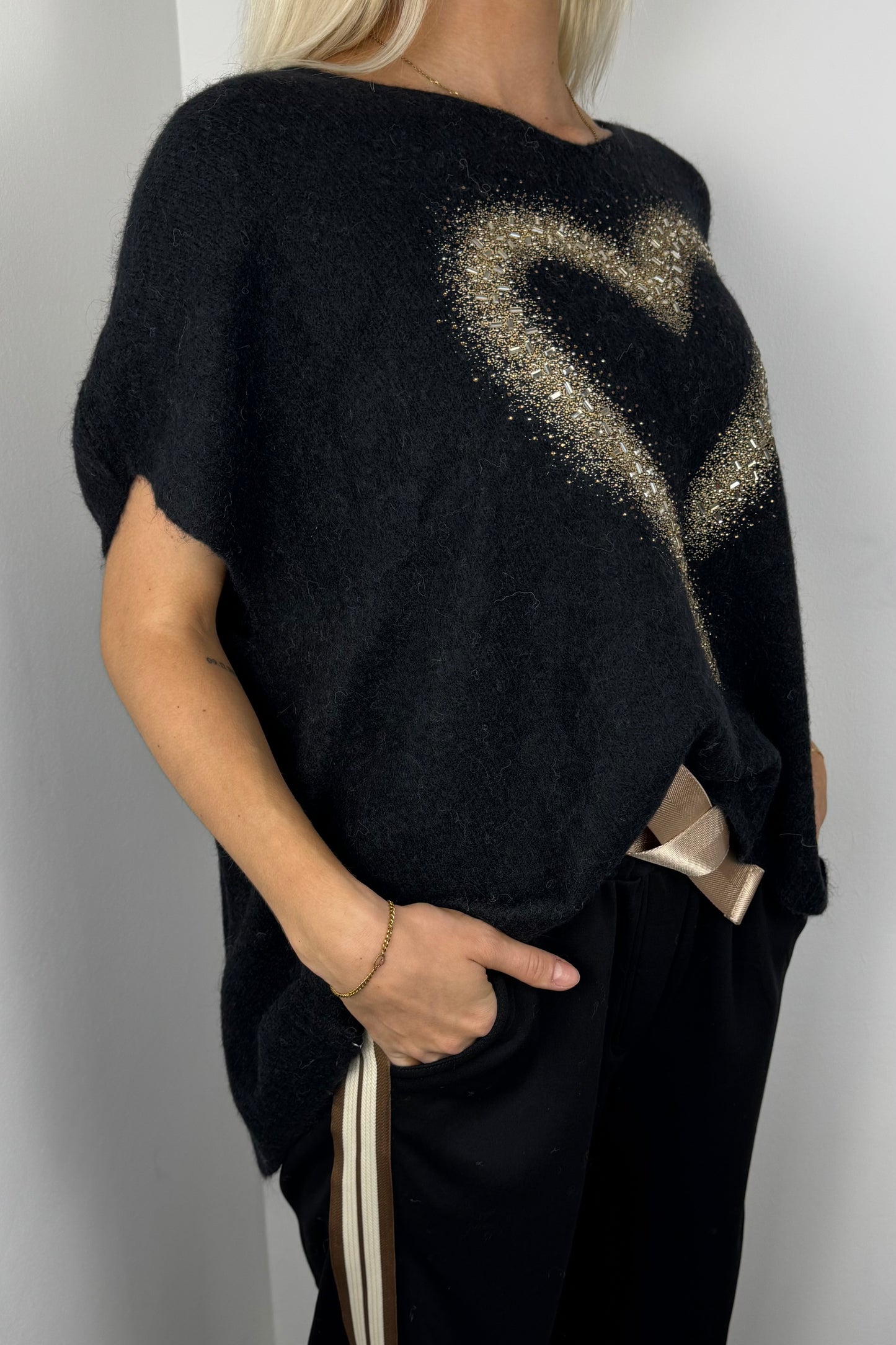 Pullover mit Herz-Design und Strassdetails –Schwarz
