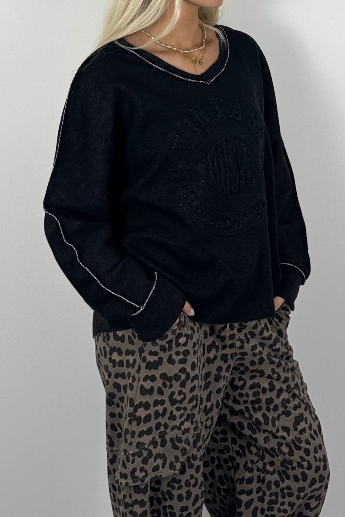 Oversize Damen Sweatshirt mit Vintage-Prägung & V-Ausschnitt – Schwarz
