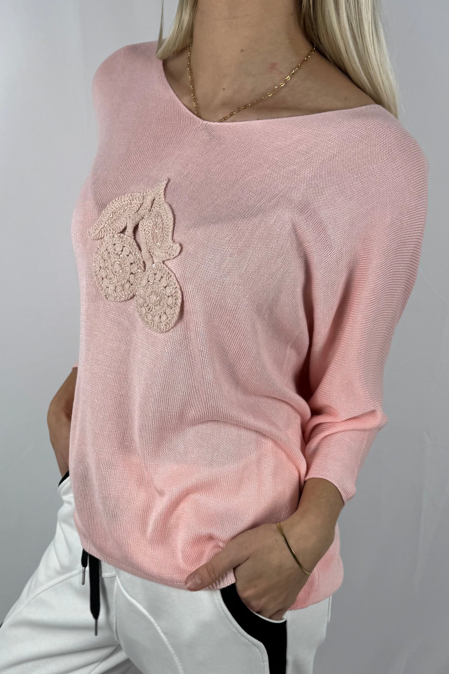Shirt mit V-Ausschnitt & gehäkelter Applikation-Rosa