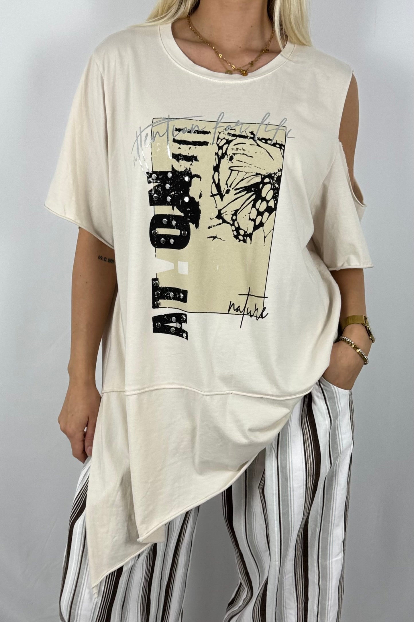Asymmetrisches Shirt mit Print & Cut-Out-Details – modern und bequem-Beige