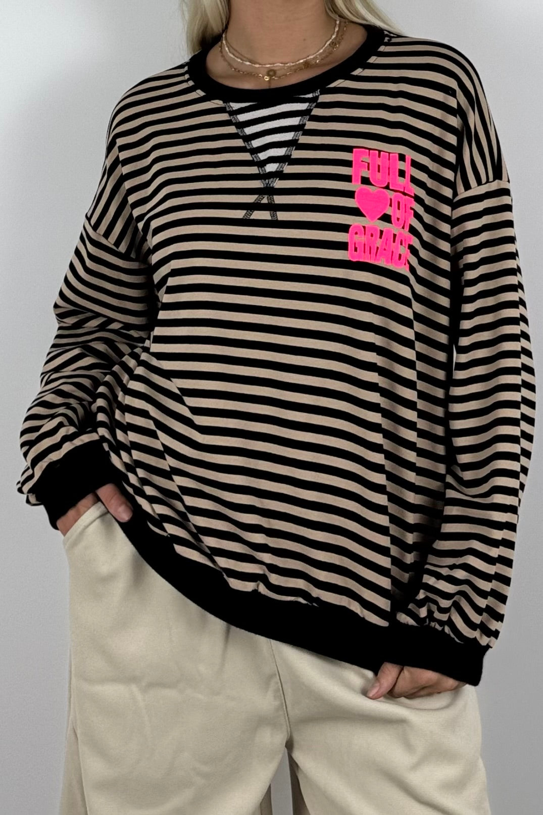 Oversize Streifen-Shirt mit „Full of Grace“-Schoko