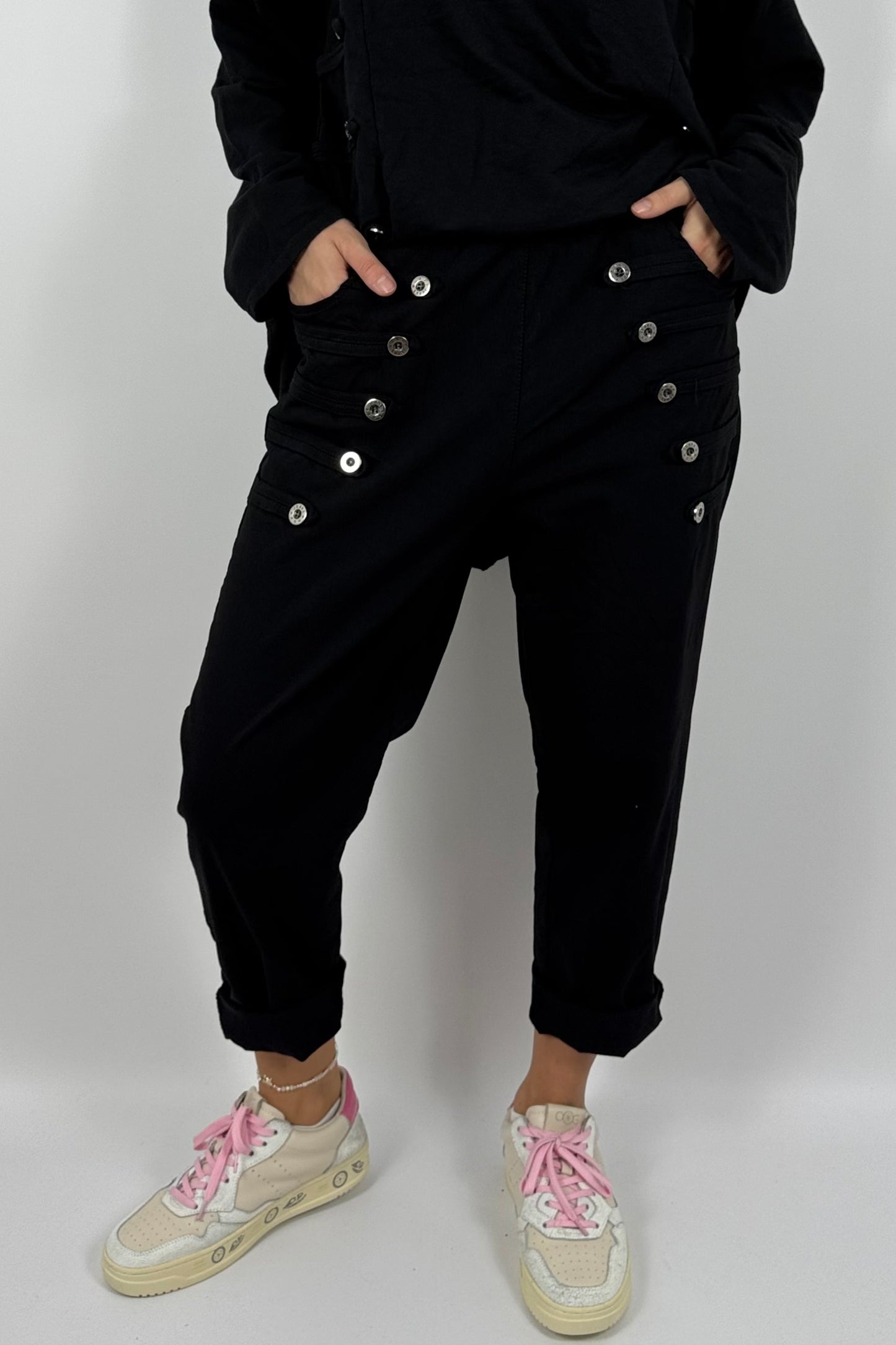 Damen Schlupfhose mit Knopfdetails – Schwarz
