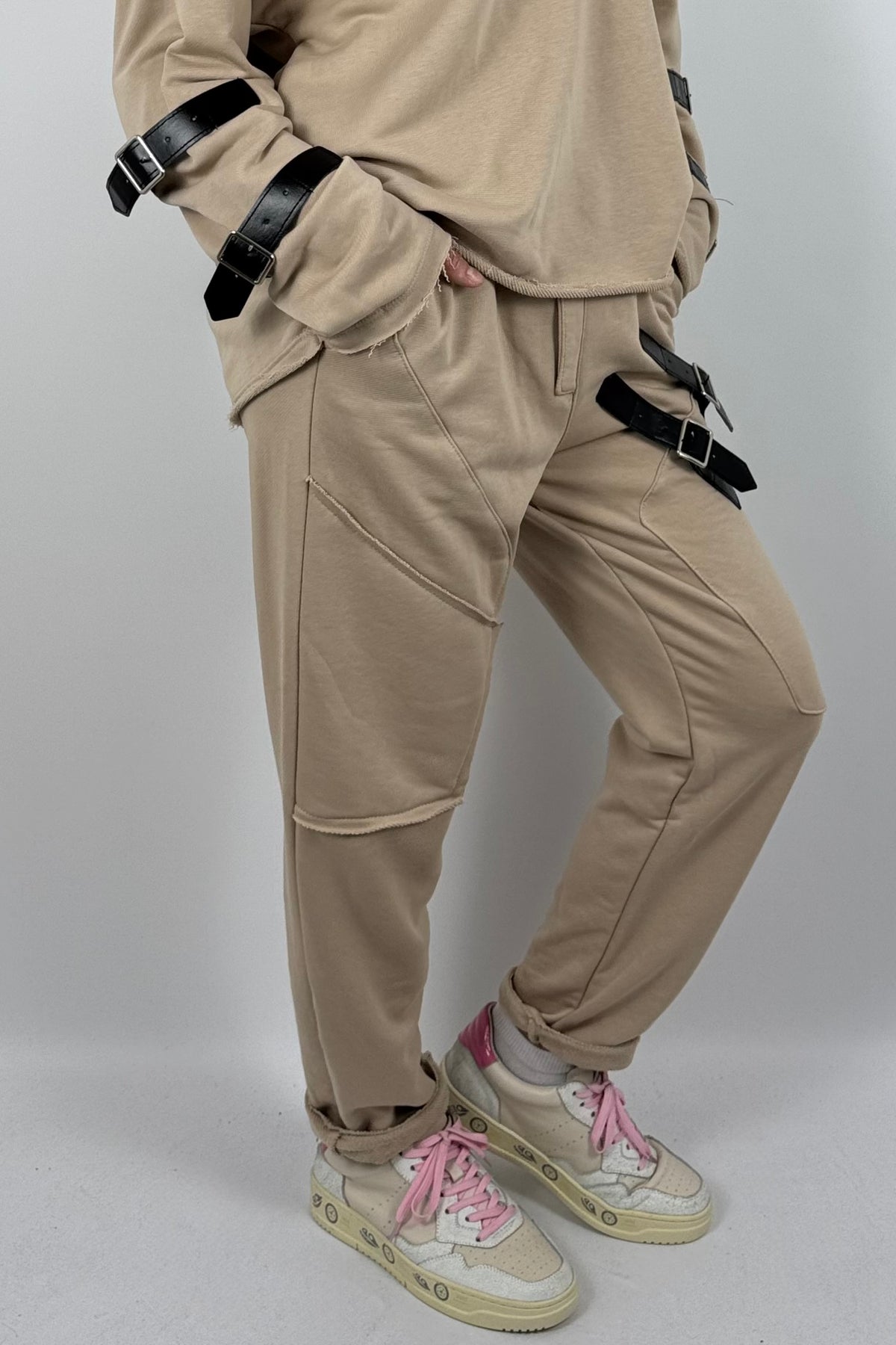 Lässige Oversize Jogginghose mit Schnallen-Details – Beige