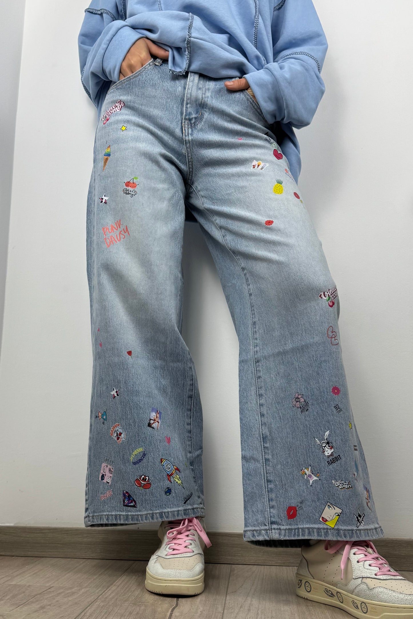 Jeans mit Stickern & Print-Details