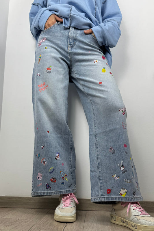 Jeans mit Stickern & Print-Details
