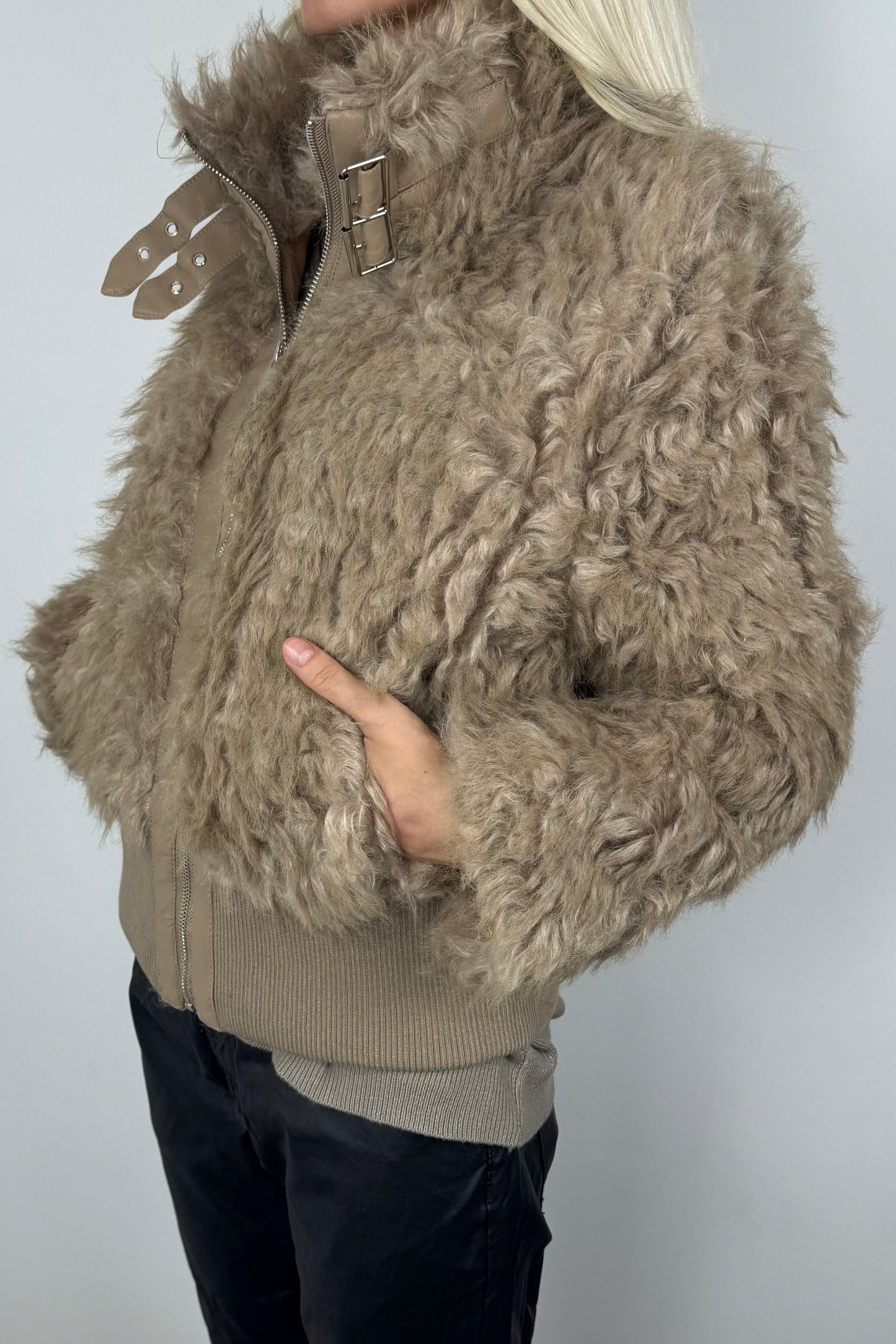 Stylische Felljacke mit Reißverschluss und Kragen-Beige