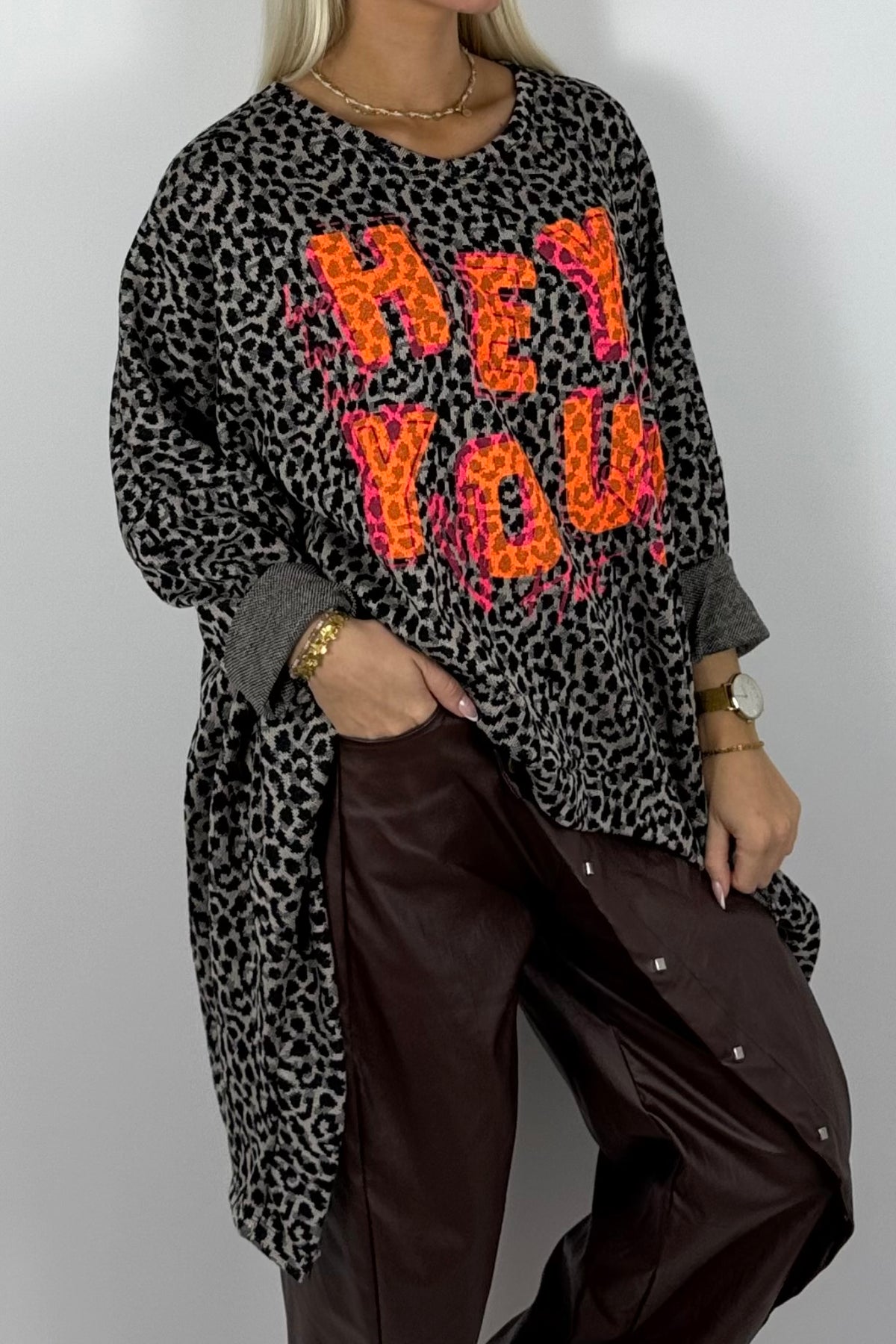 Damen Oversize Shirt „HEY YOU“ mit Leo-Print –Schwarz