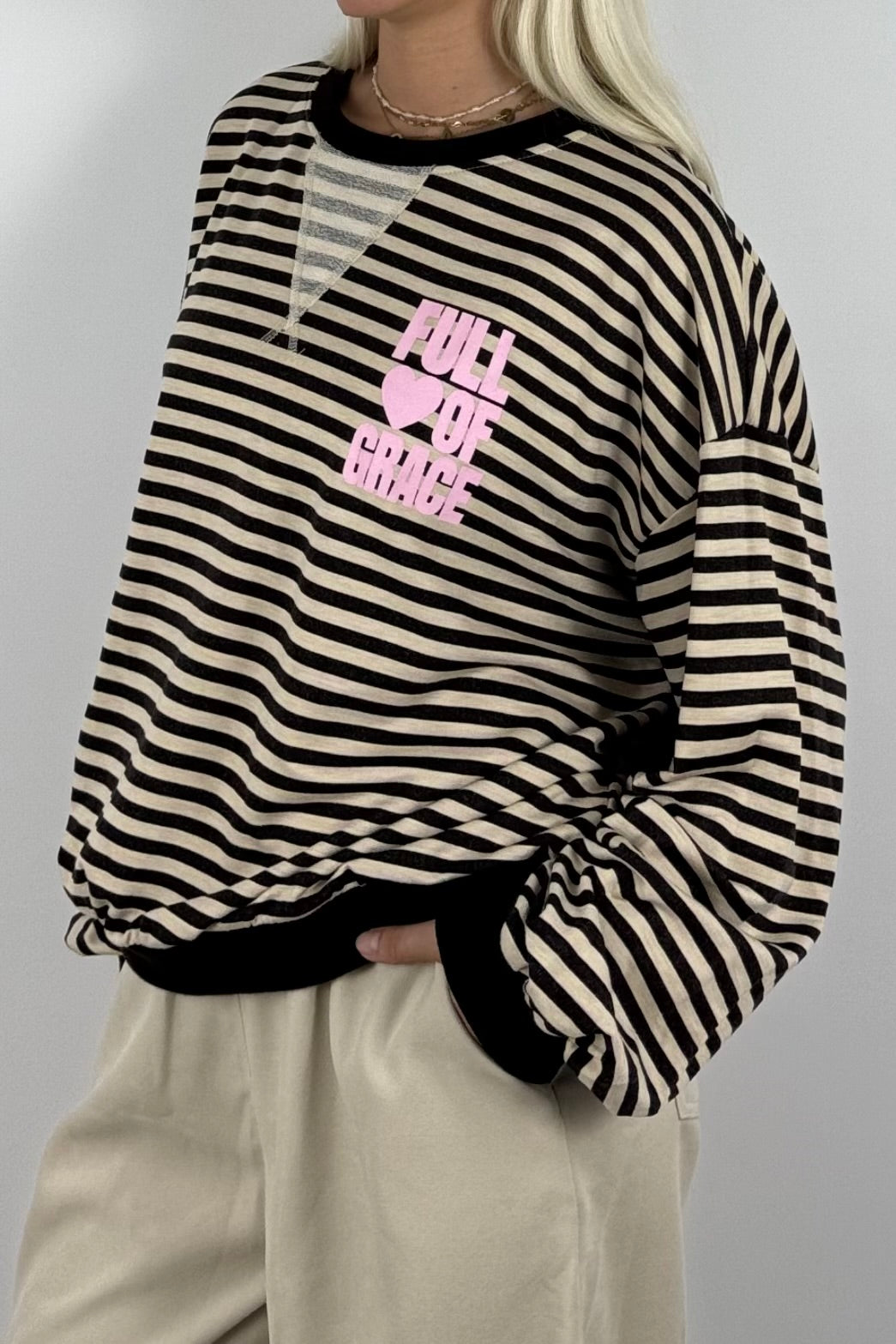 Oversize Streifen-Shirt mit „Full of Grace“-Beige