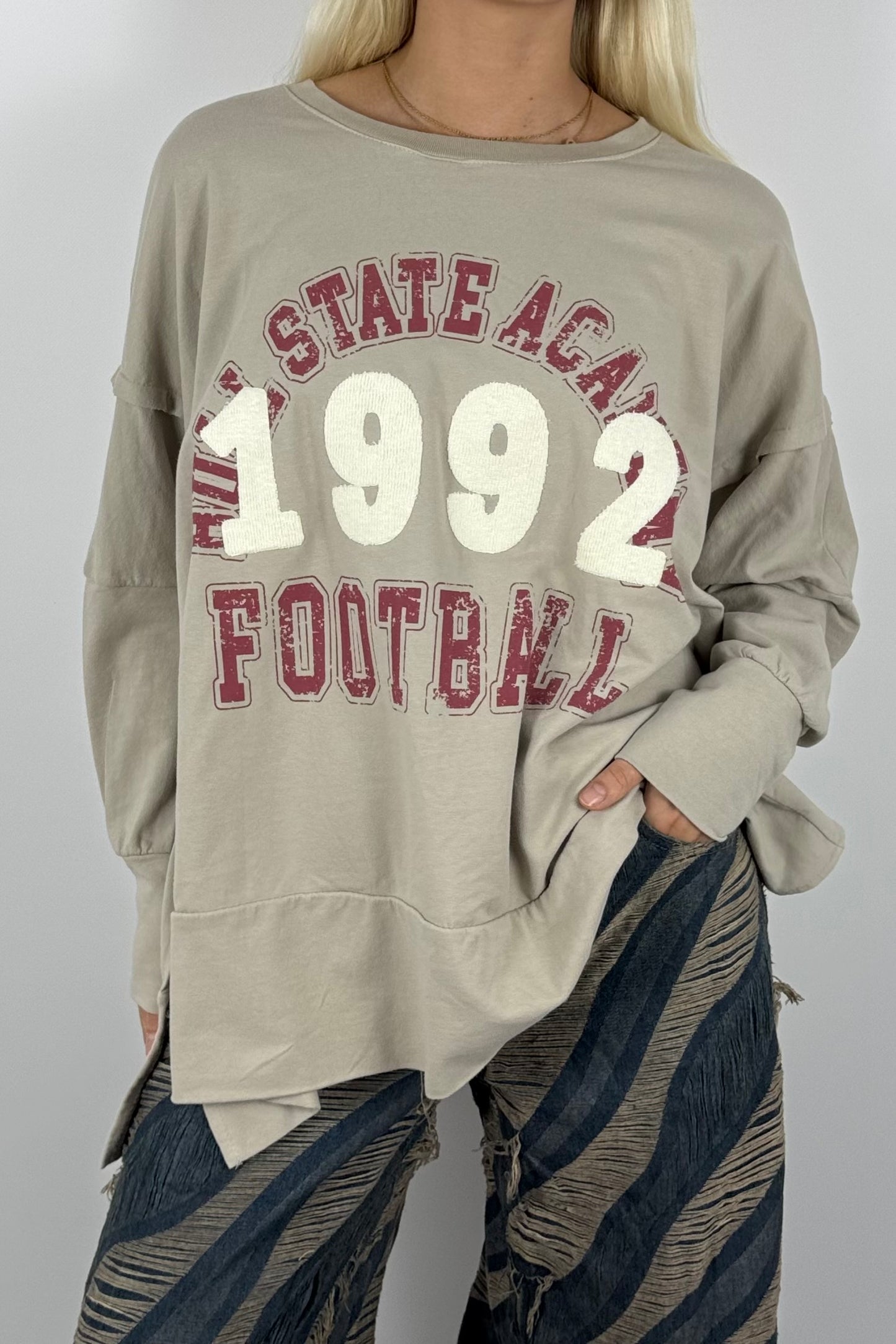 Damen Oversize Sweatshirt „1992 Football“ – College Style-Beige