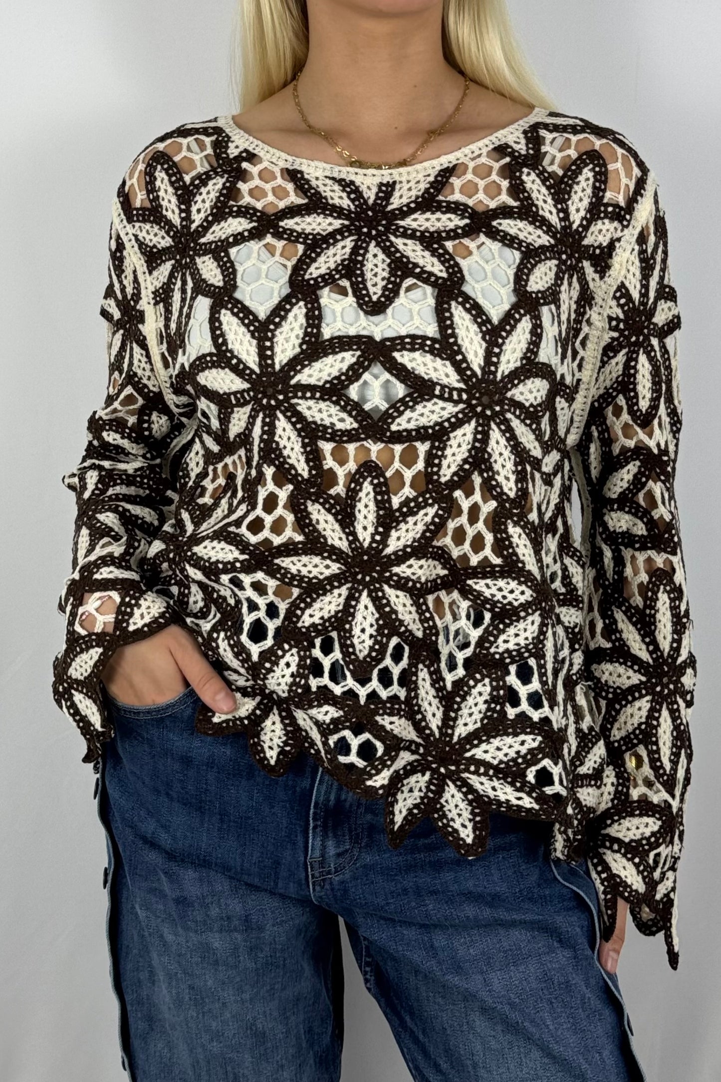 Gehäkeltes Oversize-Shirt mit Blumenmuster-Schoko