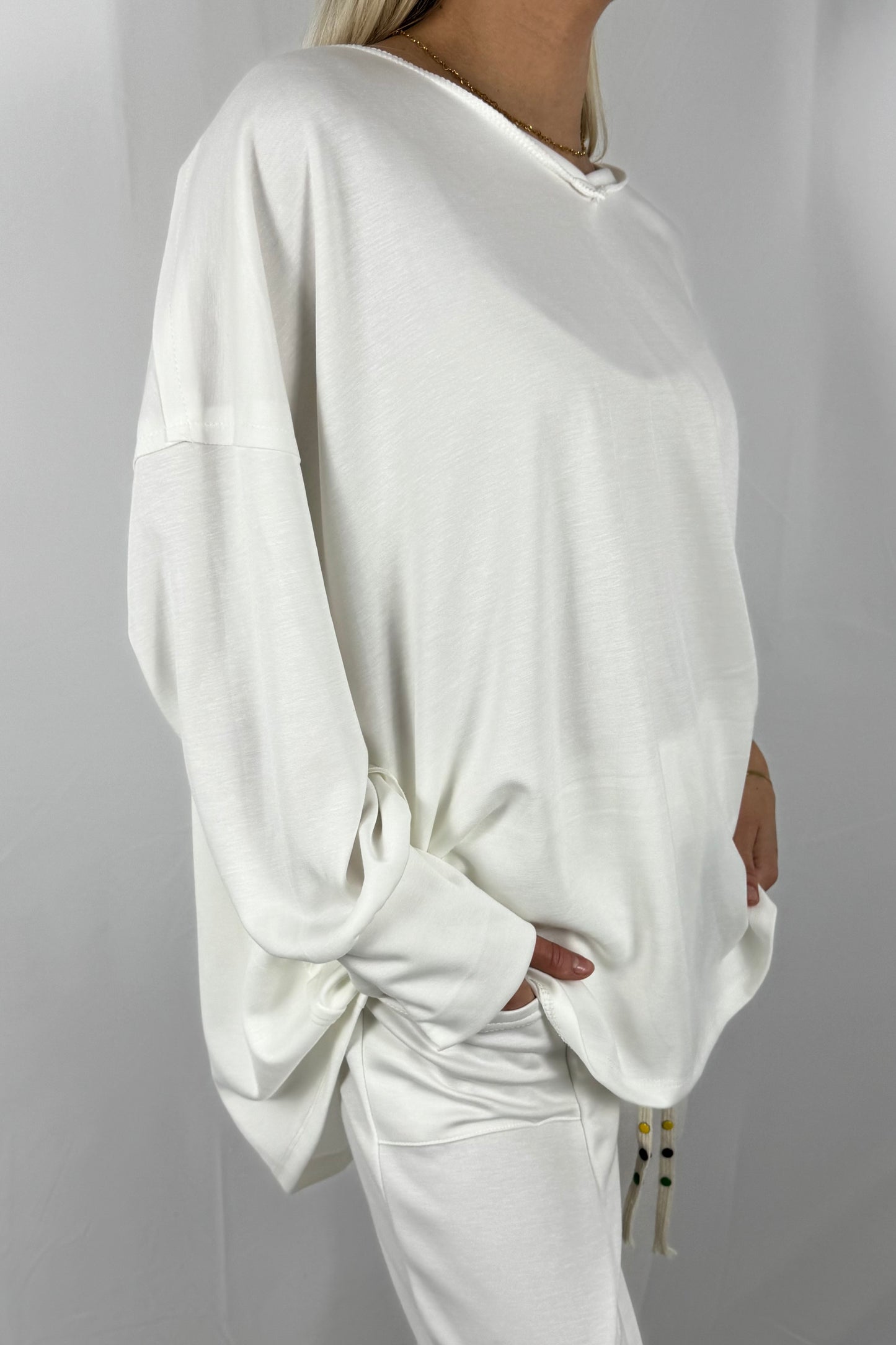 Oversize Sweatshirt mit Stufen-Schnitt & Patch –Weiß