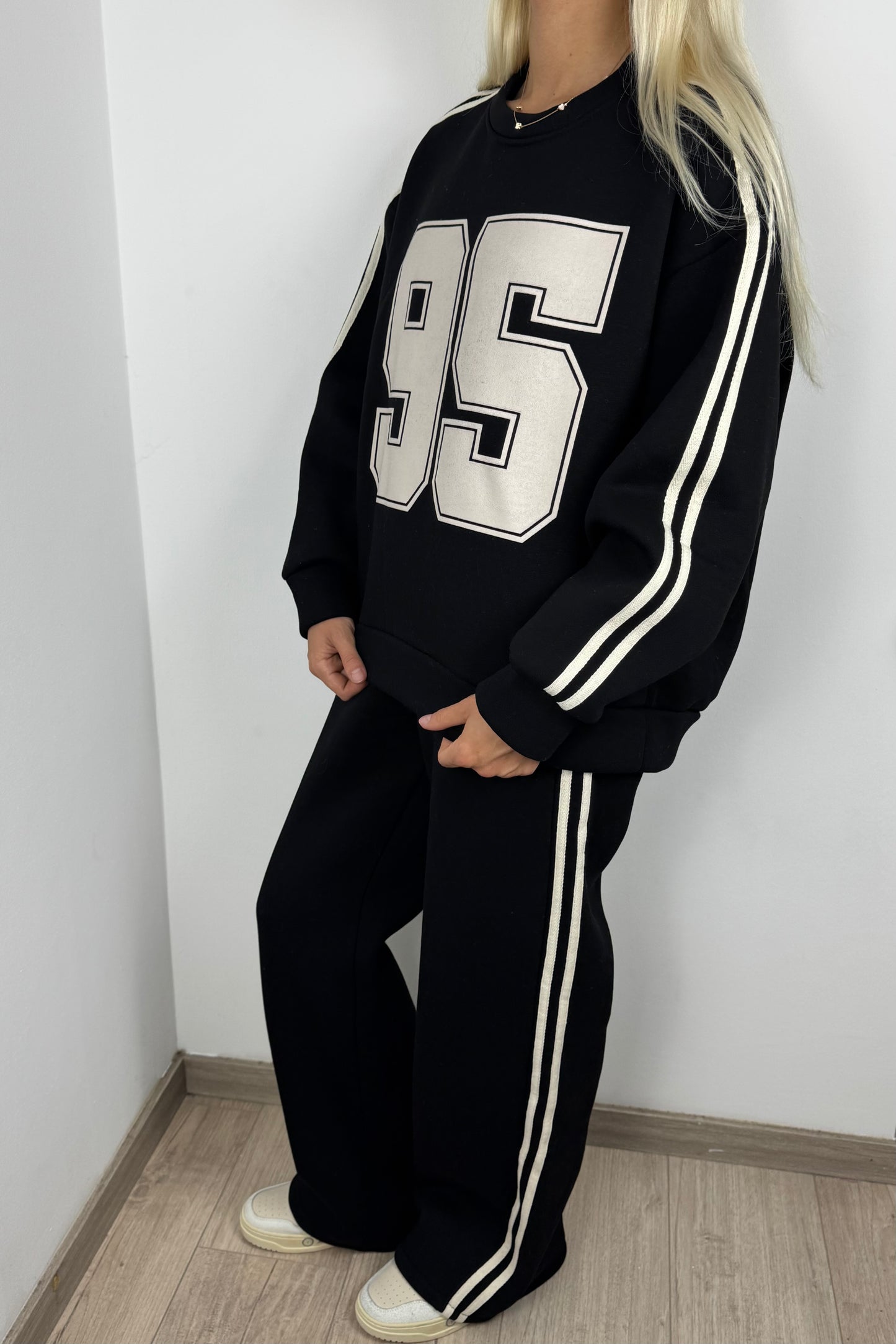 Trendiger Oversize-Sweater mit Print „95“ –Schwarz