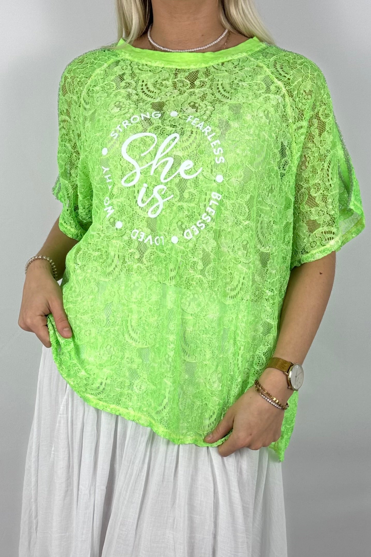 Spitzen-Shirt „She is…“ – Oversize Statement Shirt-Neon grün