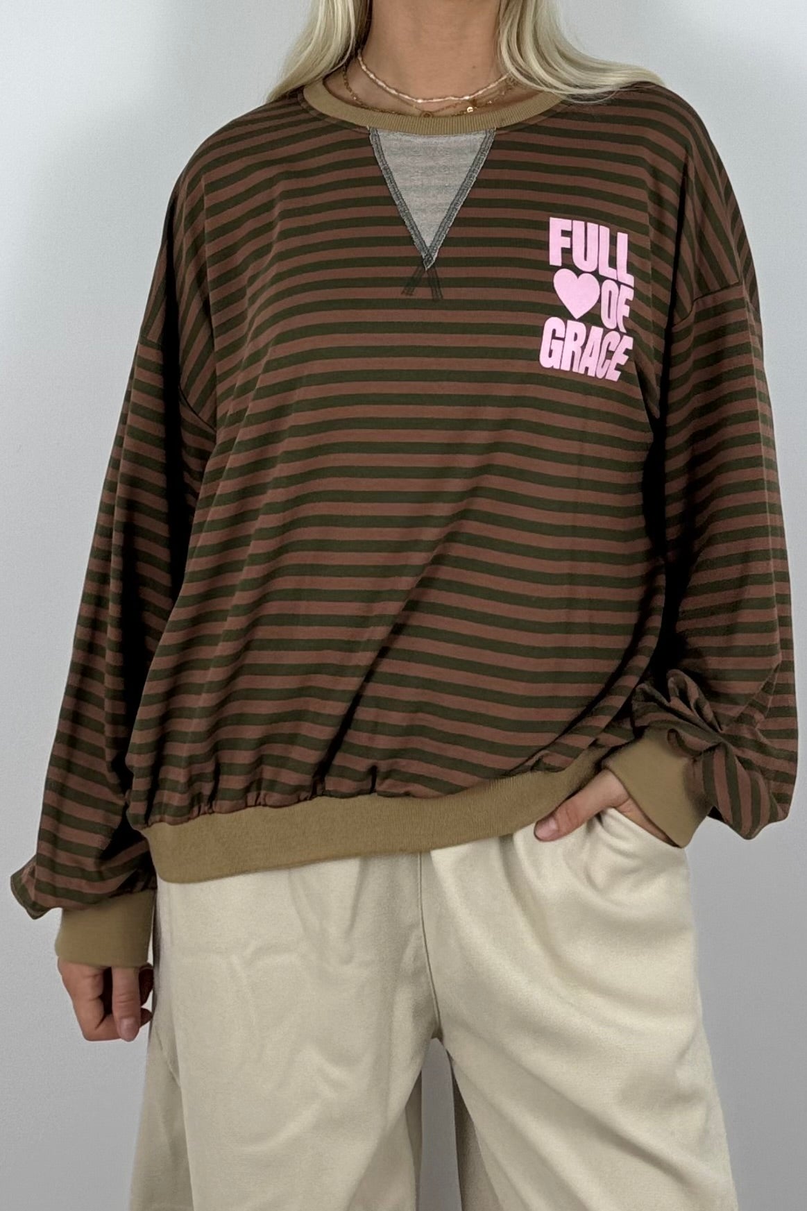 Oversize Streifen-Shirt mit „Full of Grace“-Khaki