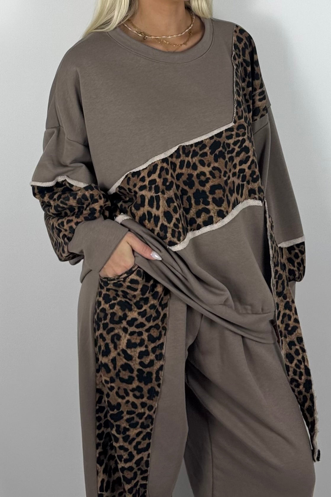 Oversize Damen Sweatshirt mit Leo-Muster & asymmetrischem Design - Mud