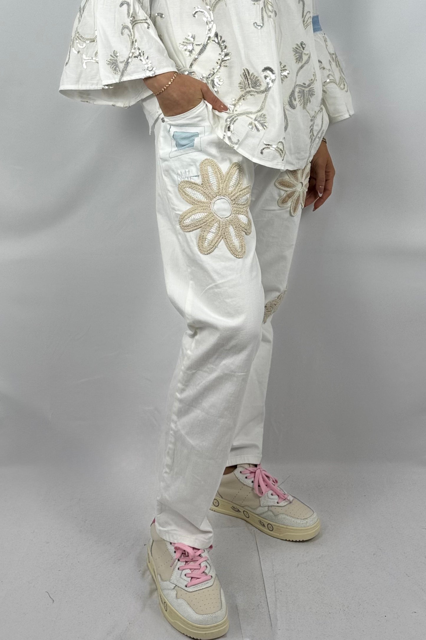 Jeans mit Blumen-Applikationen im Used-Look-Weiß
