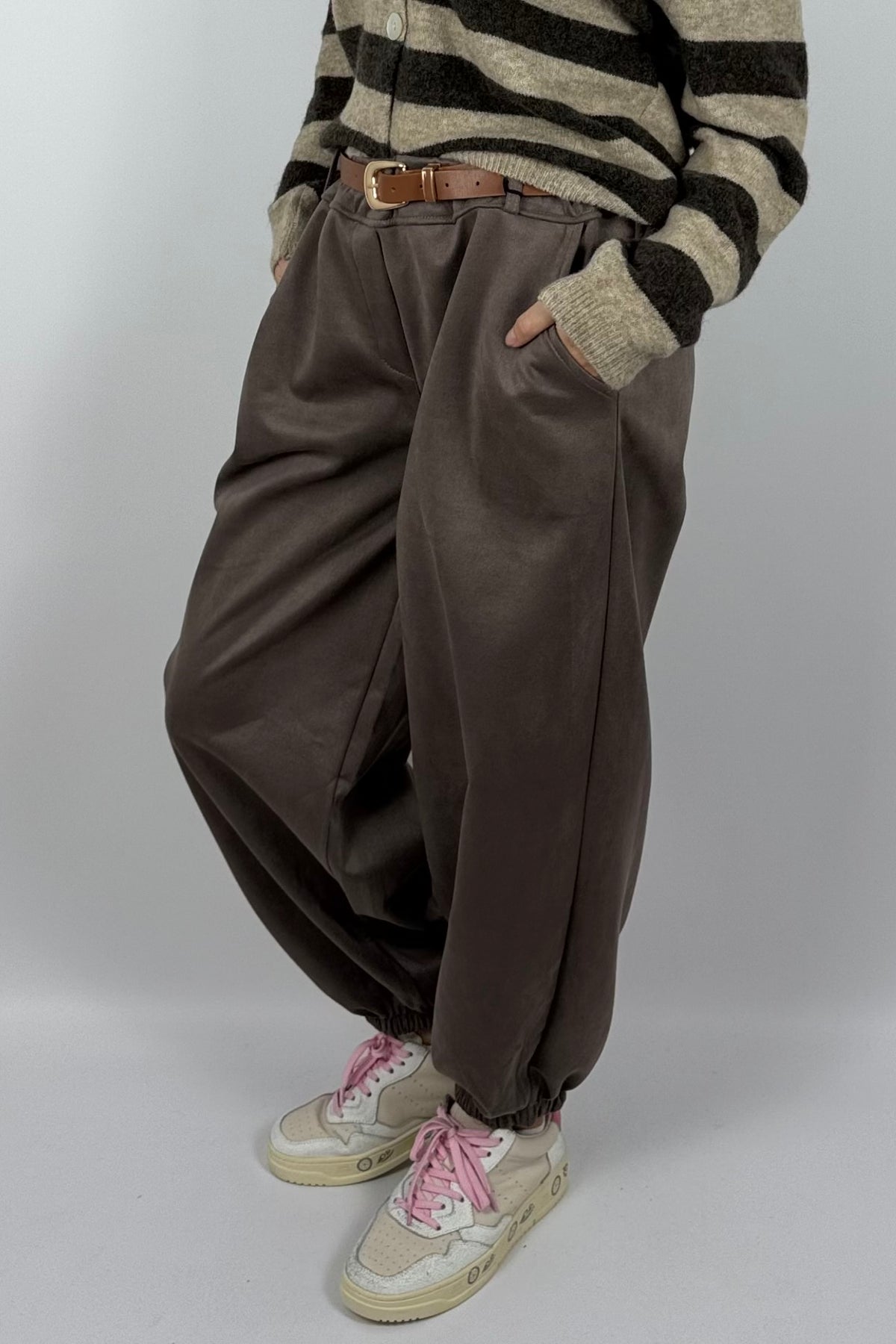 Damen Hose im Velours-Look mit Gürtel –Schoko