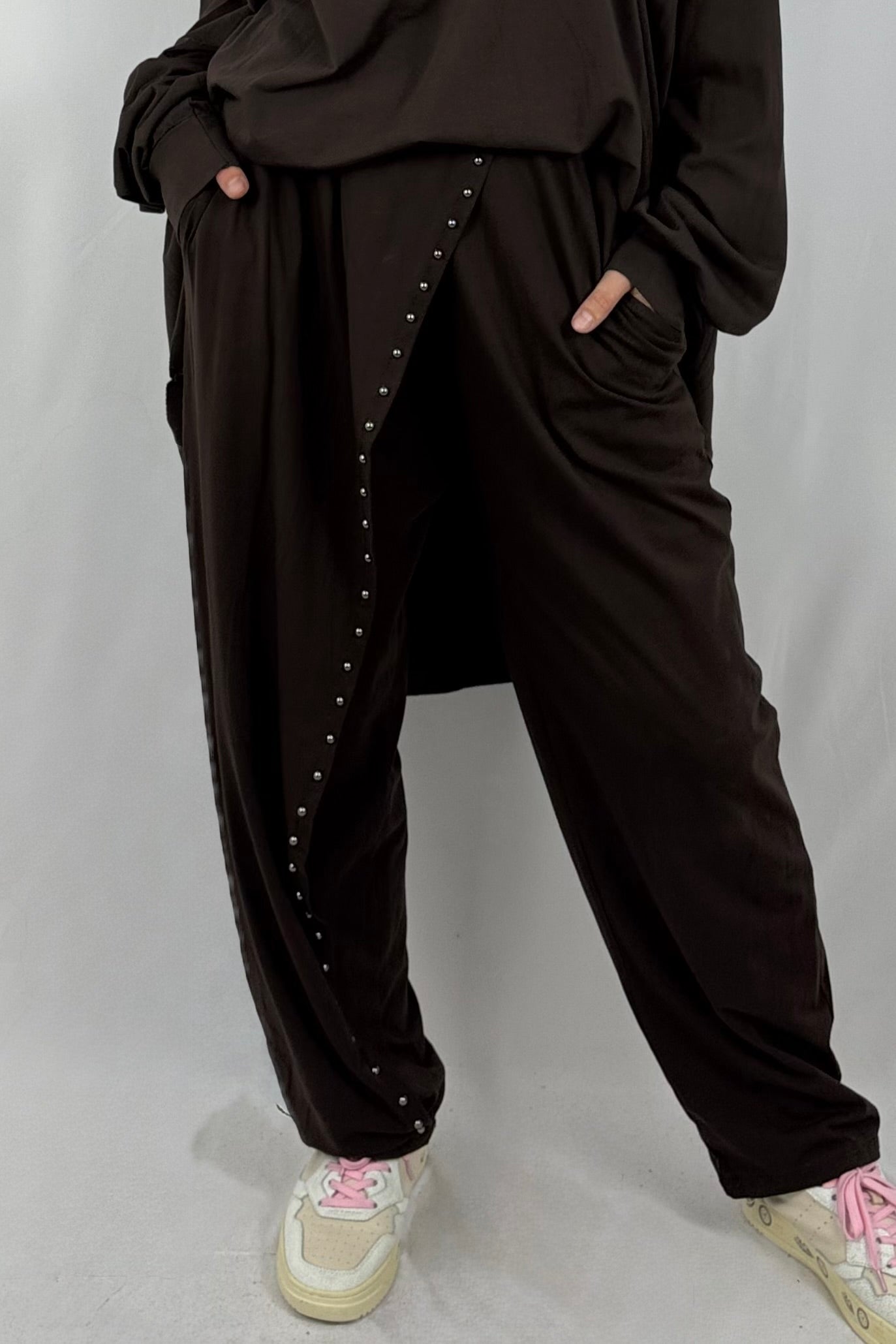 Bequeme Oversize-Hose mit Nieten-Detail-Schoko