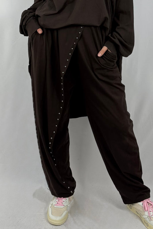 Bequeme Oversize-Hose mit Nieten-Detail-Schoko