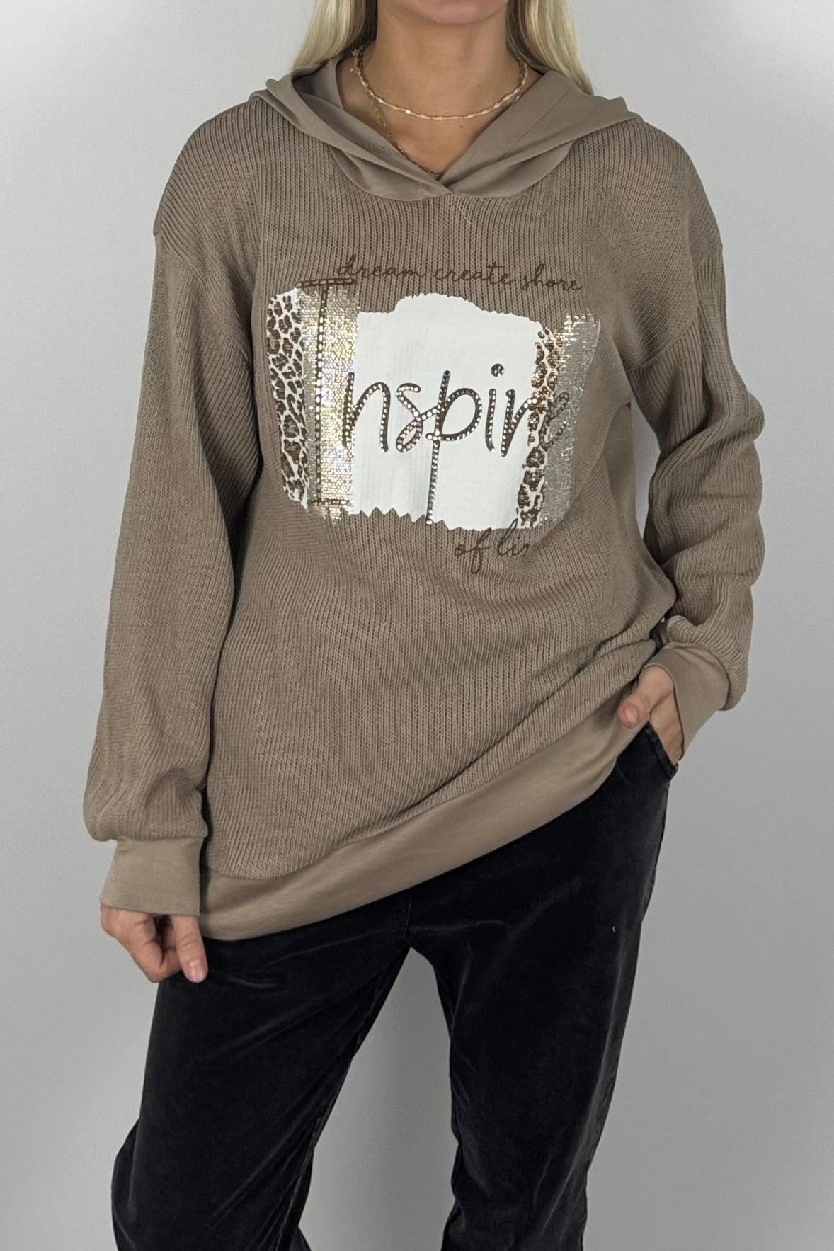 Damen Pullover mit Kapuze & Inspire-Print – Mud