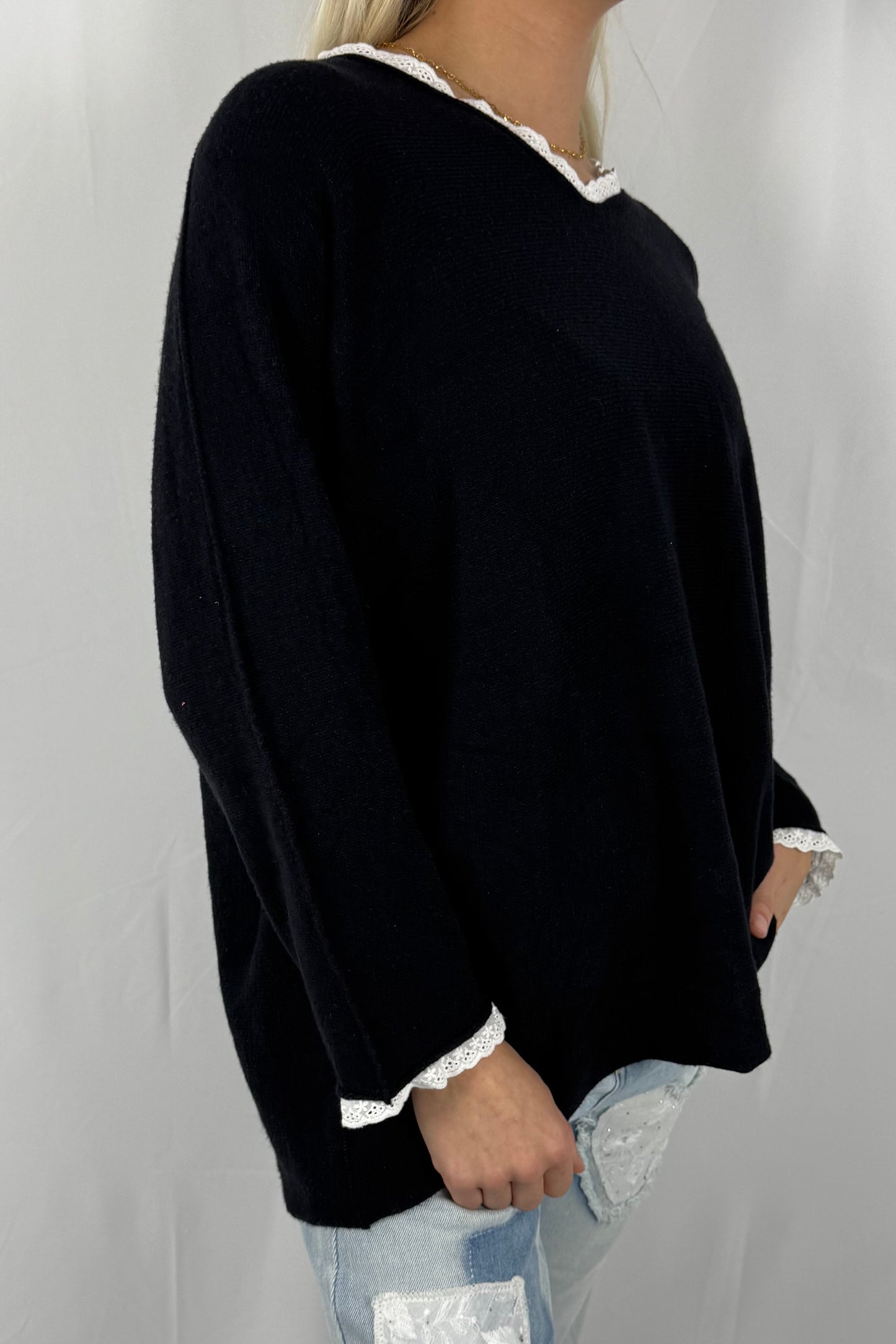 Shirt mit V-Ausschnitt & Spitzen-Detail –Schwarz