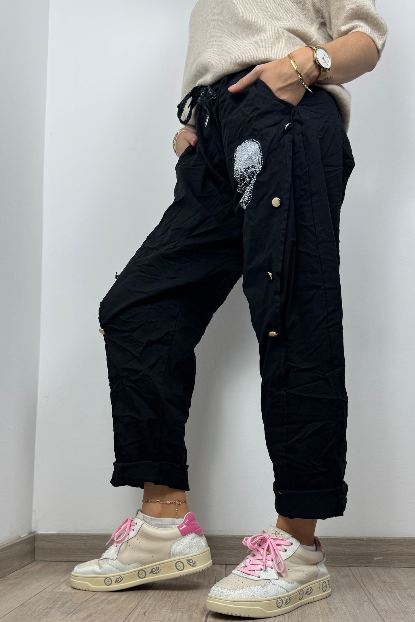 Bequeme Hose mit Strass-Totenkopf und Knopfleiste-Schwarz