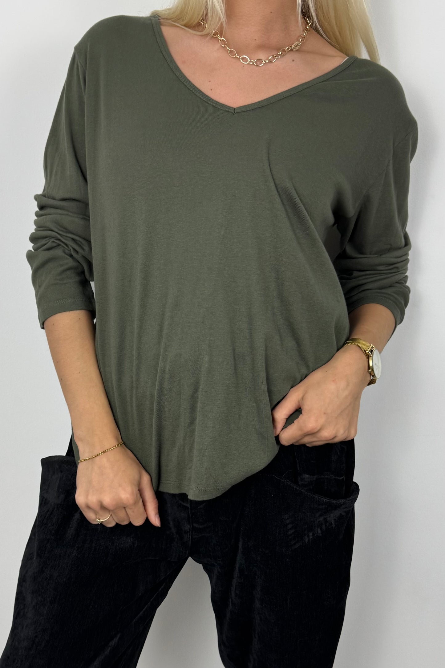 Damen Shirt mit V-Ausschnitt und gekrempelten Ärmeln