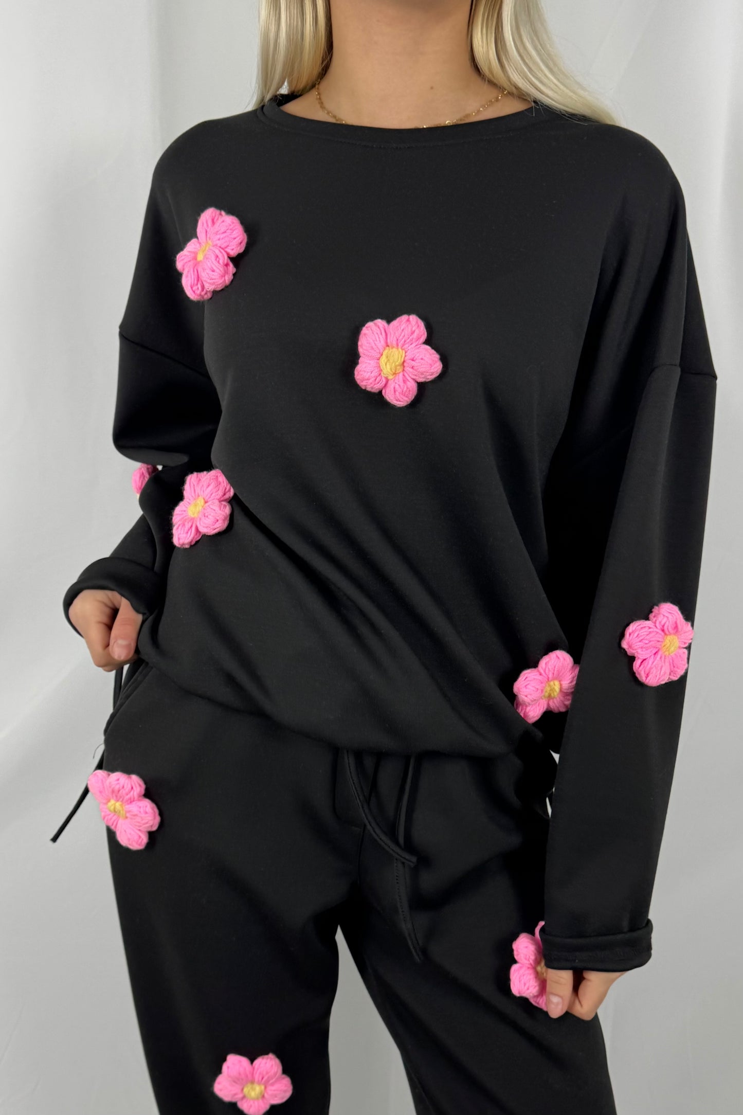 Shirt mit Häkelblumen & Tunnelzug-Schwarz