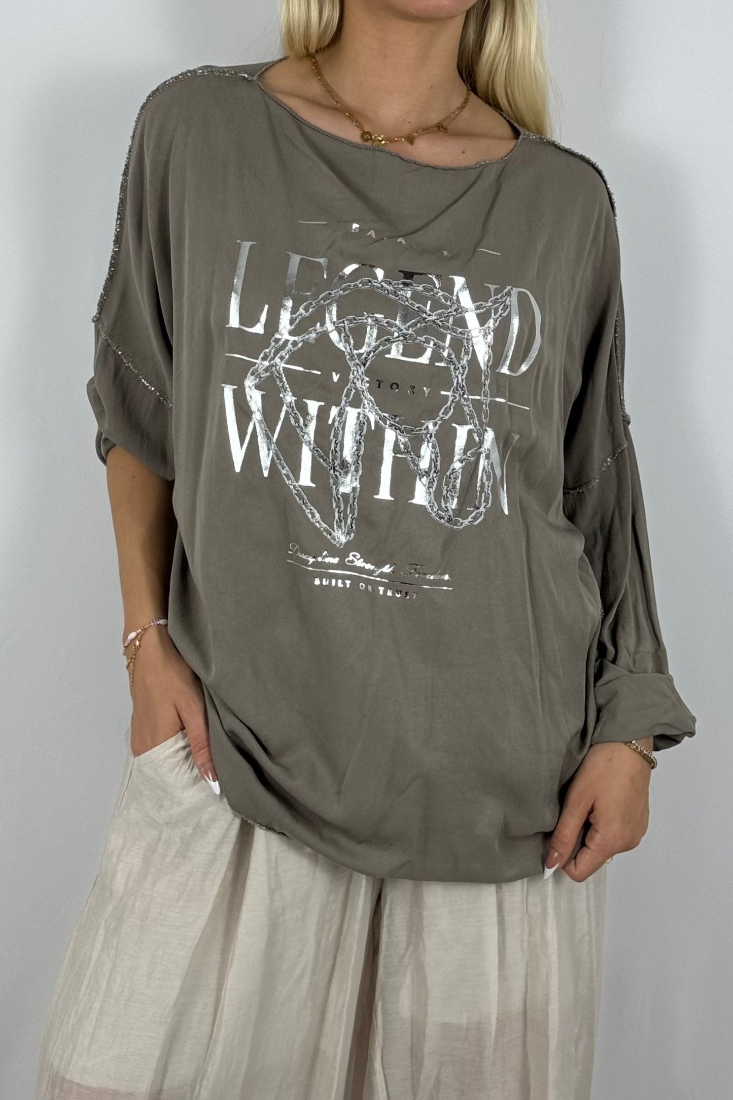 Oversize-Shirt mit Frontprint und Kettendetail-Mud