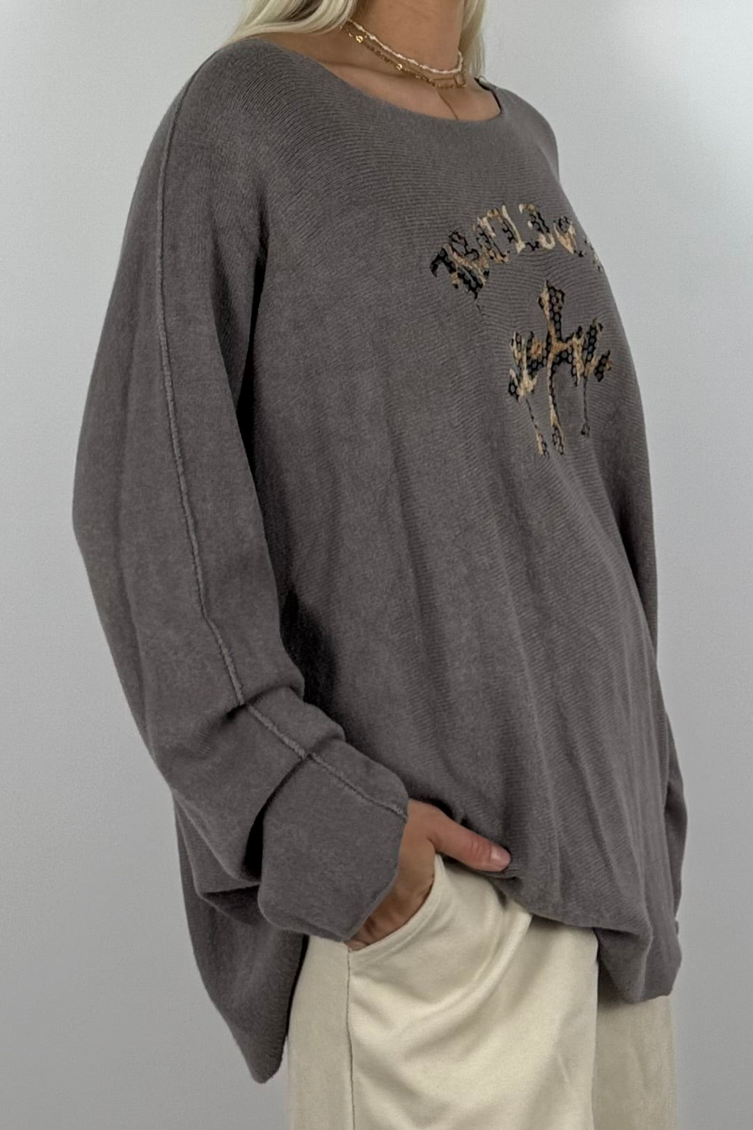 Oversize Shirt mit Leo-Statement & Kreuz-Detail – Mud